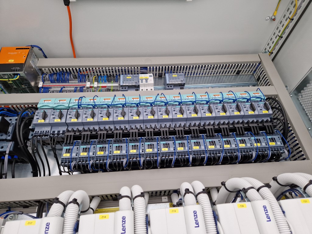 Инвертор Lenze L-Force Multi Drive HighLine E94AMHE0134