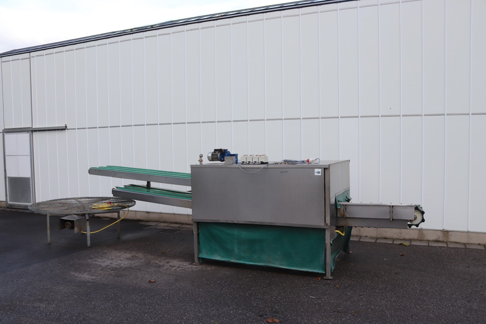Leek washing machine with turn table