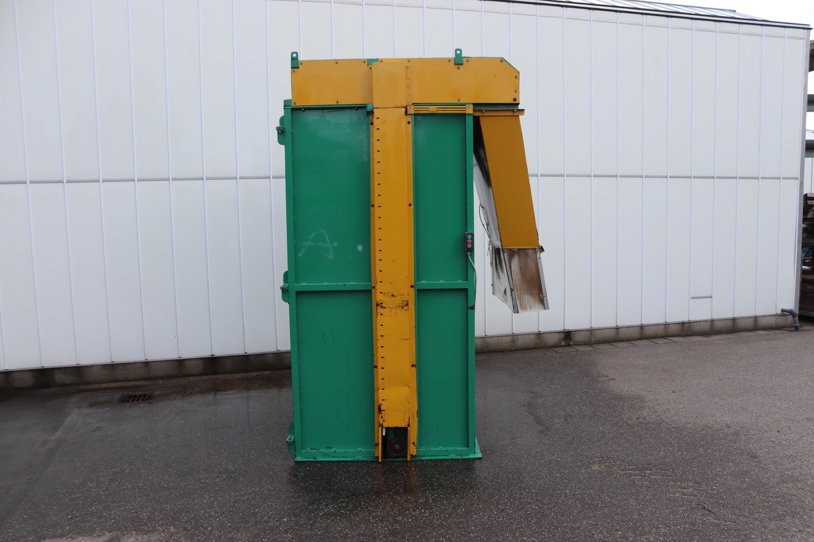 Barret of Boston Peat Big bale breaker with moistering unit