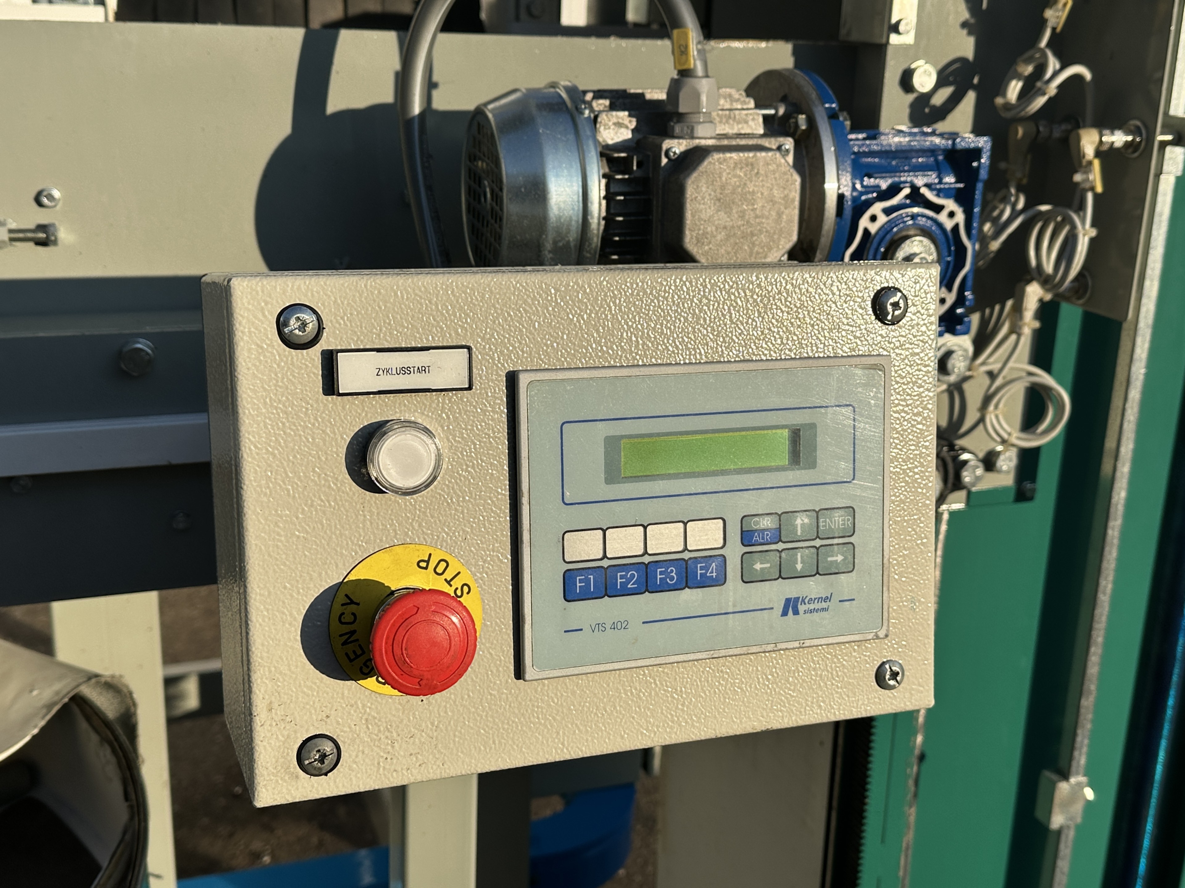 SADO LX90D Наполнитель контейнеров Сухой бункерный наполнитель с двумя разливочными головками для фруктов.