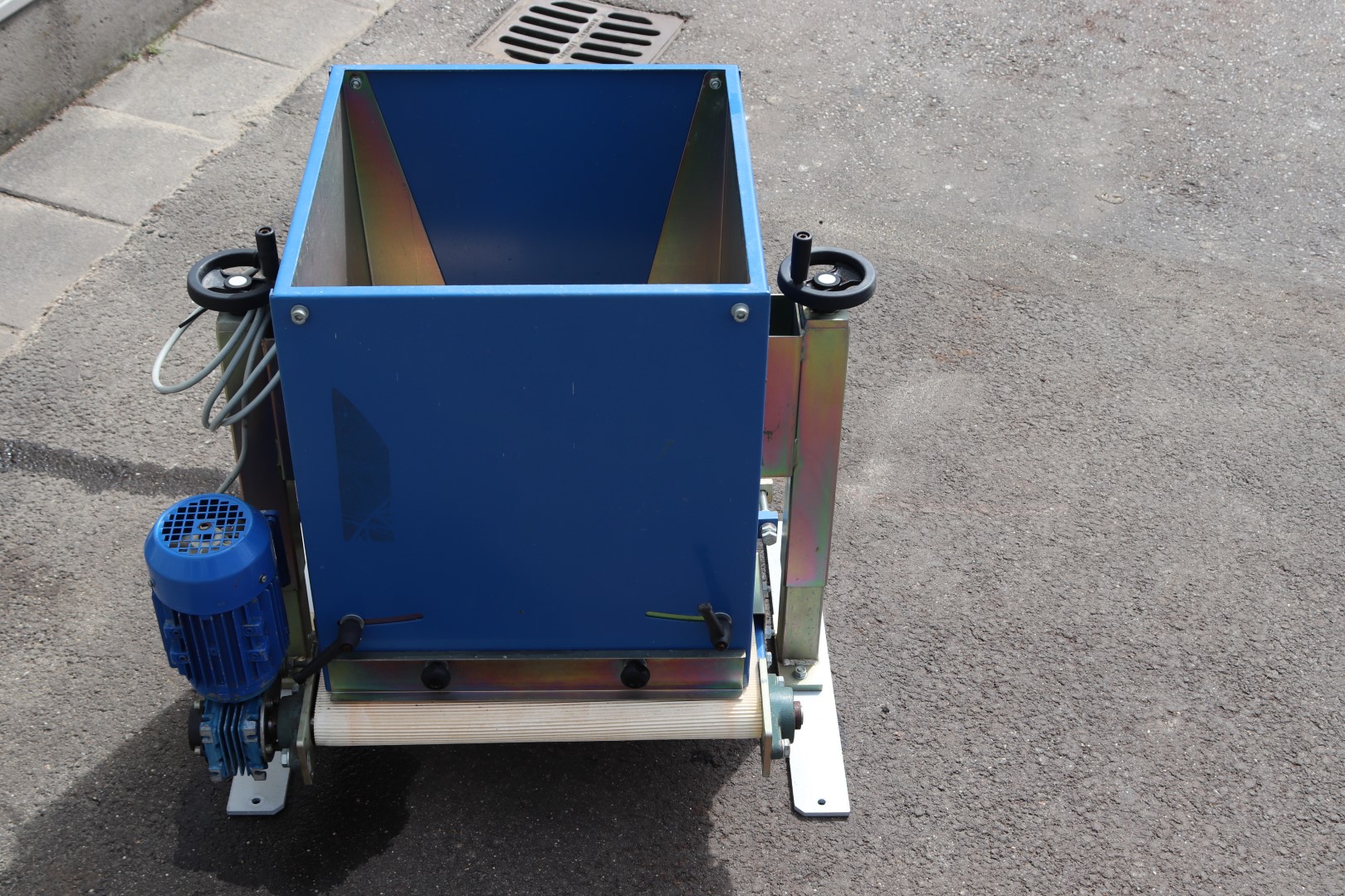 Visser covering unit for trays