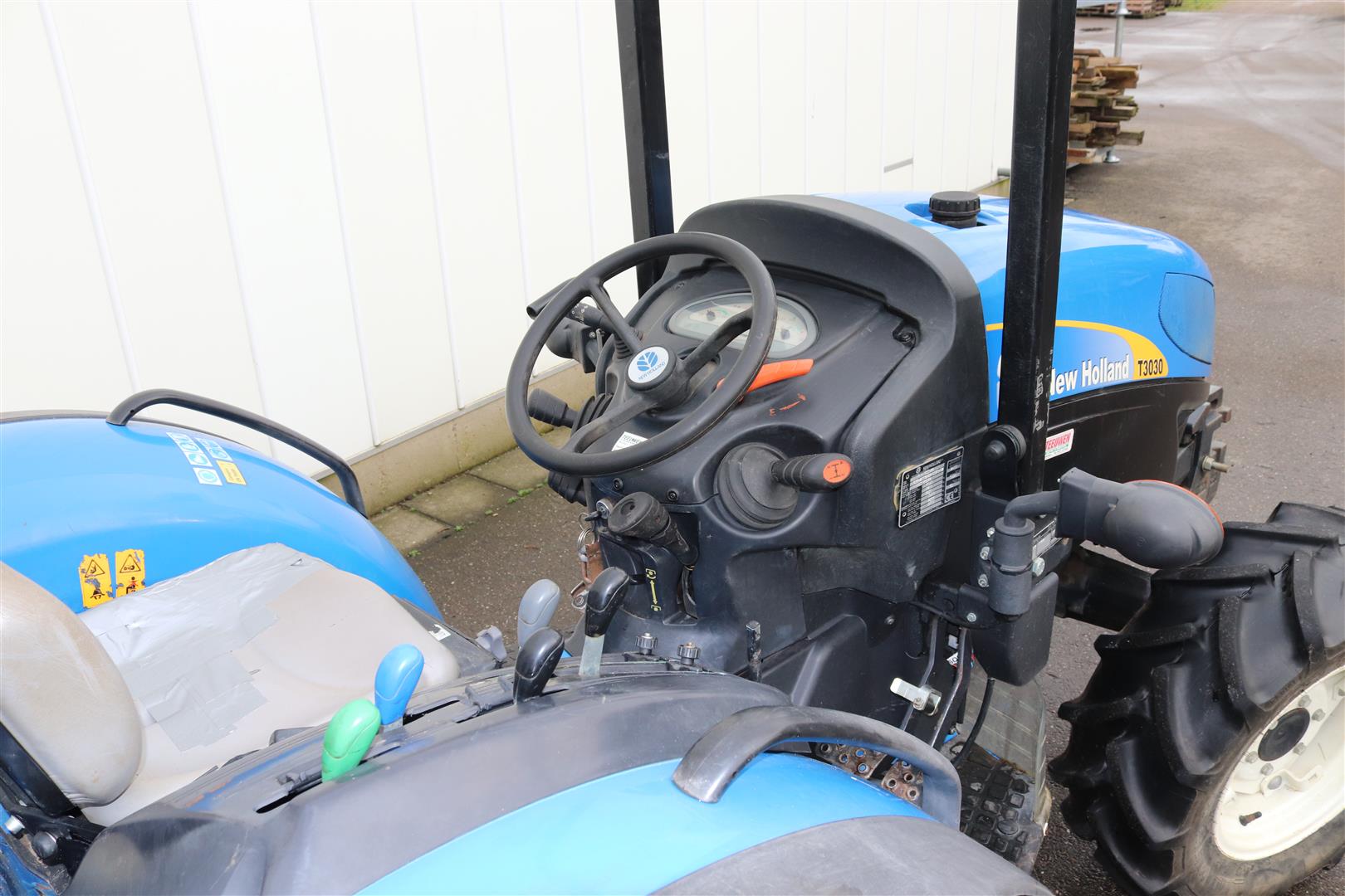 ������� New Holland T3030