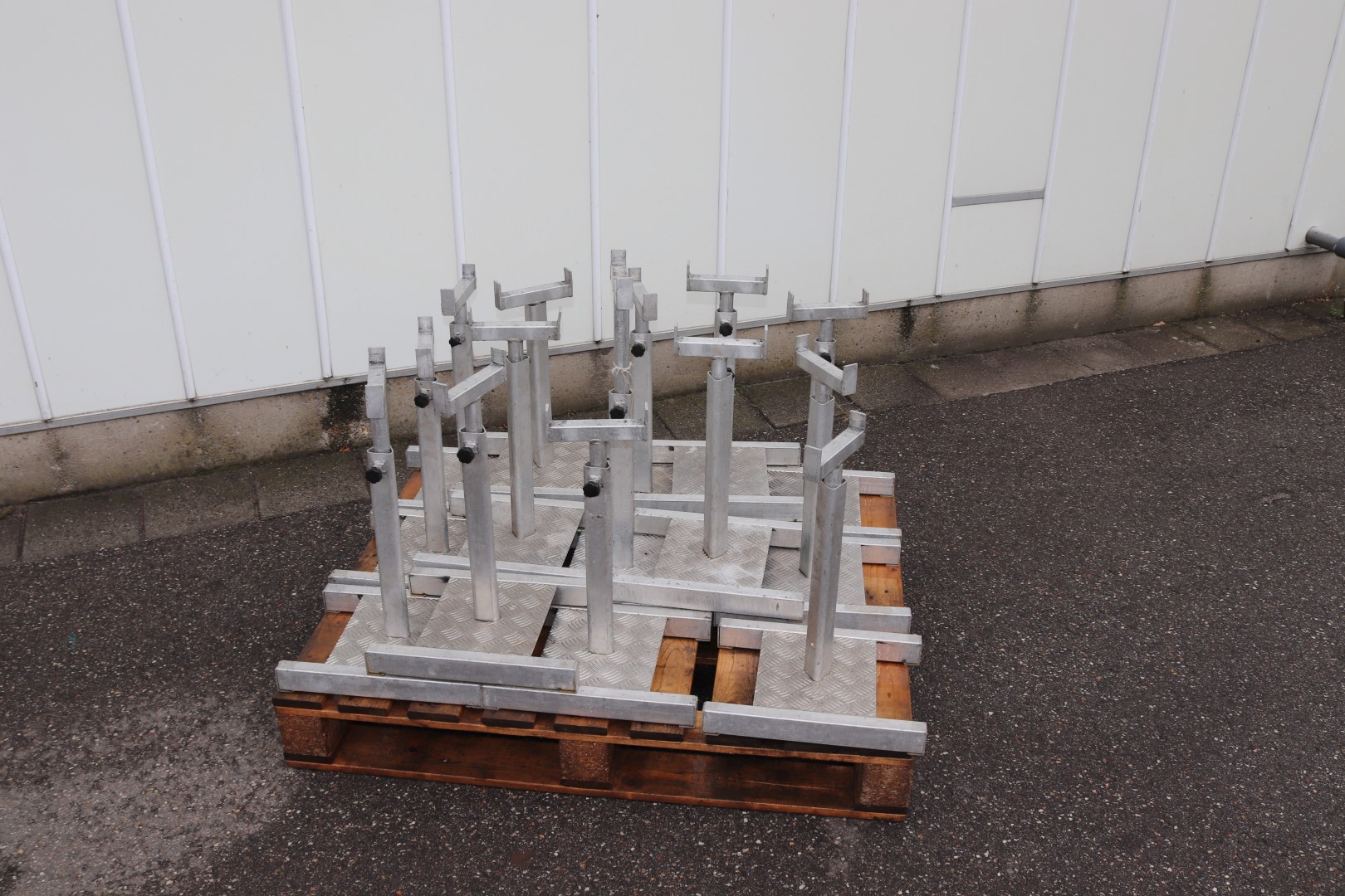Supports / legs for pot plant conveyors