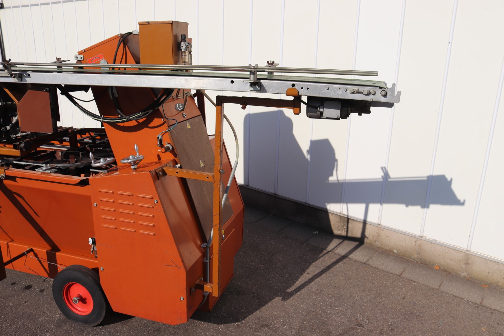 Javo Standaard potting machine with double pneumatic pot dispenser and discharger