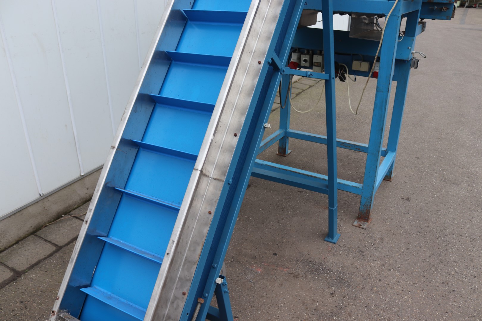 Newtec Type 2000 multihead weighing machine with elevator