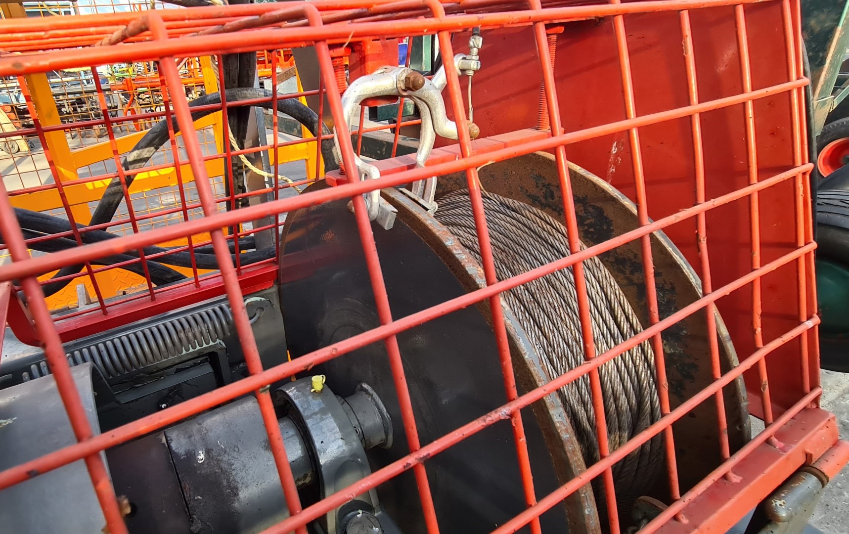 Jacobs hydraulic winch with Thilot under cutter