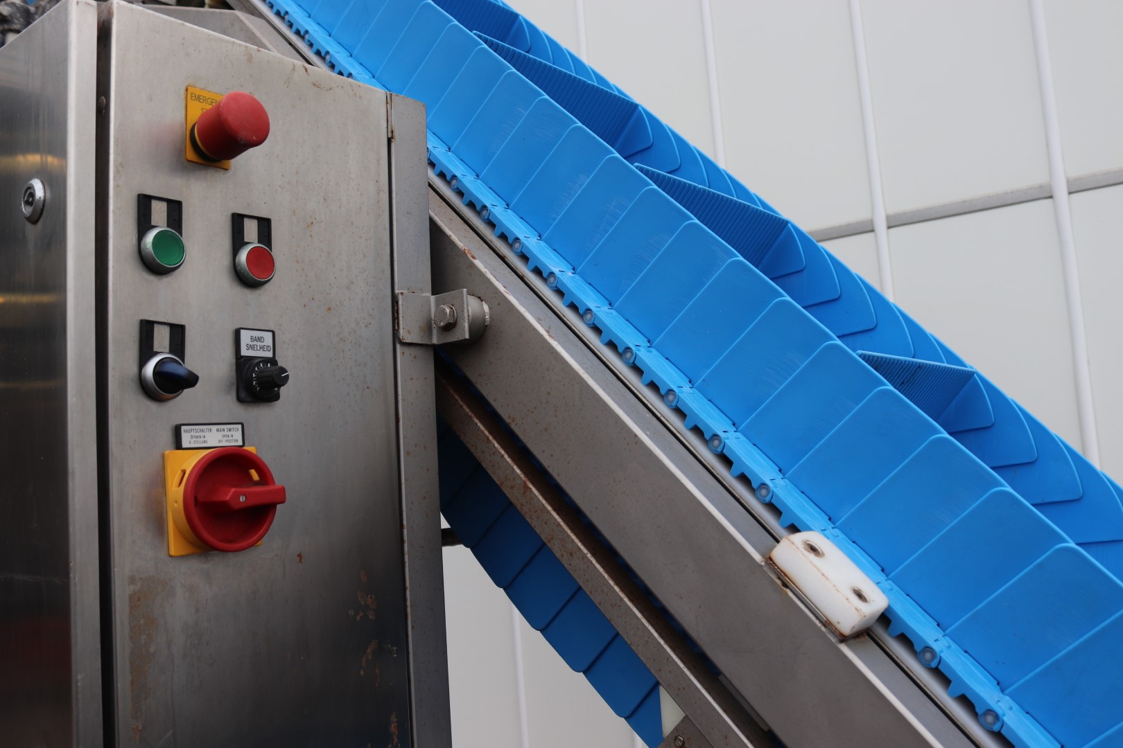 Stainless steel elevator with double knick