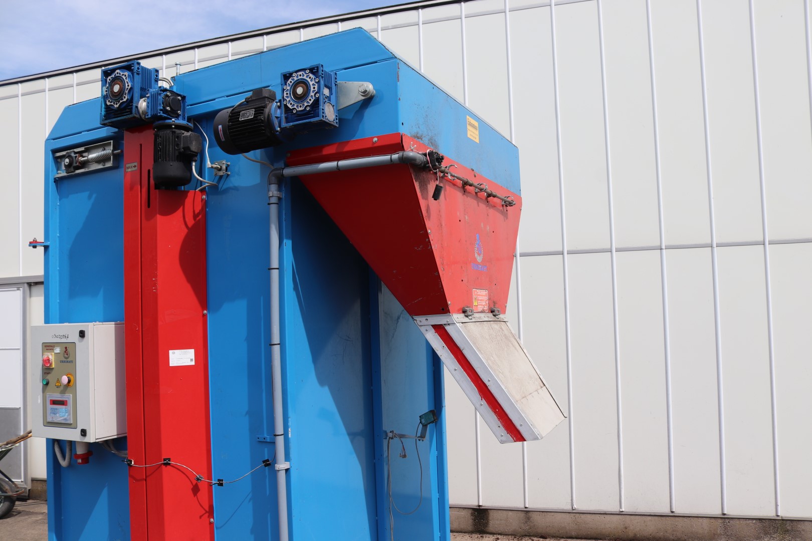Urbinati CARBB 2400 Big bale breaker with moistering unit