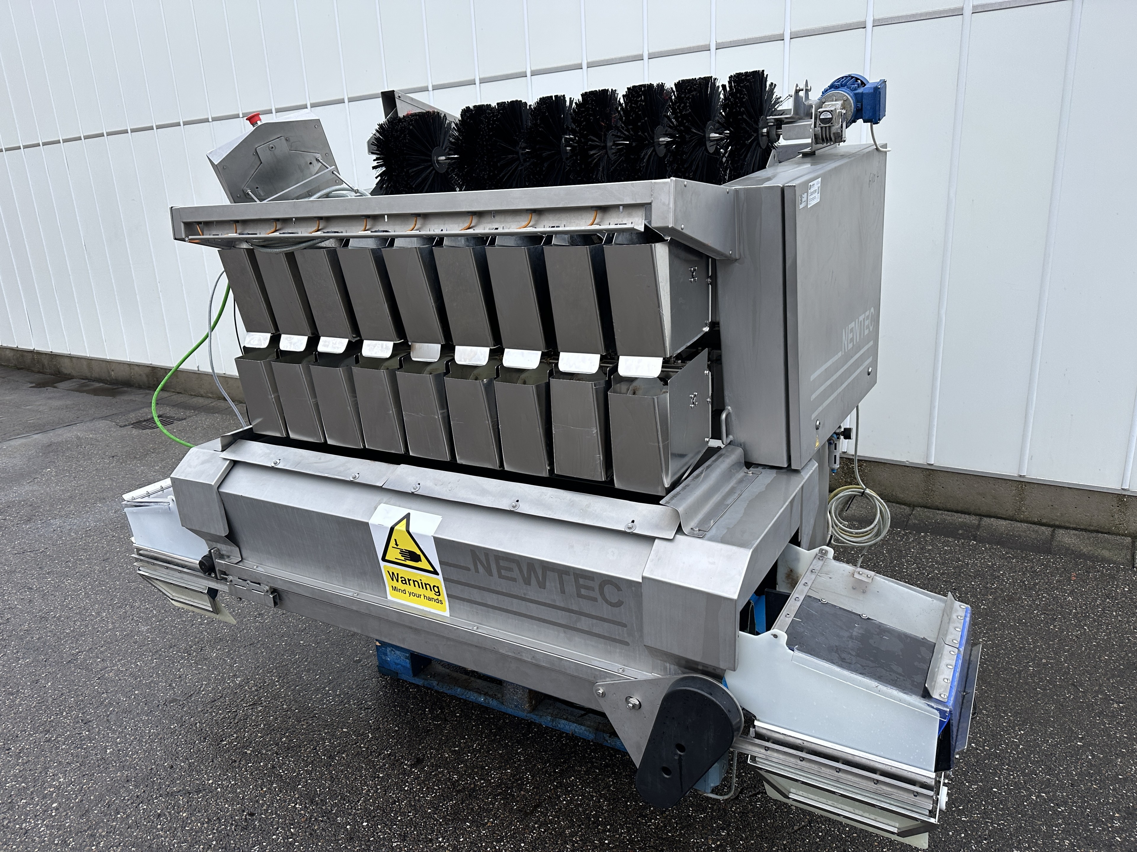 Newtec 4009 B2 Весовой дозатор с 1 машиной для упаковки в сетку, конвейерной лентой и столом для проверки роликов.