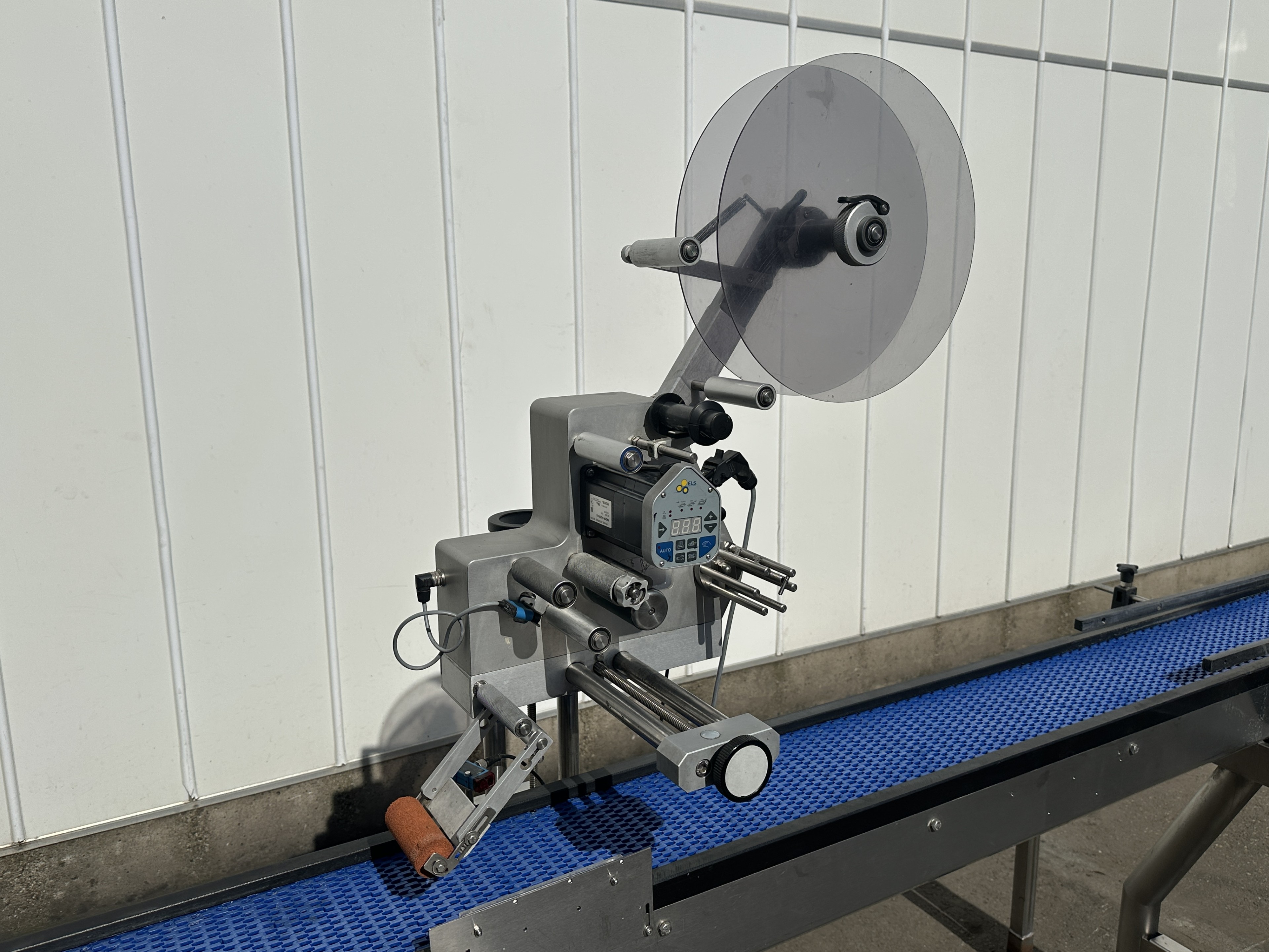 ELS Labeling systems AK3-EB-SCBS201 Этикеровочная машина с конвейером 325 x 20,5