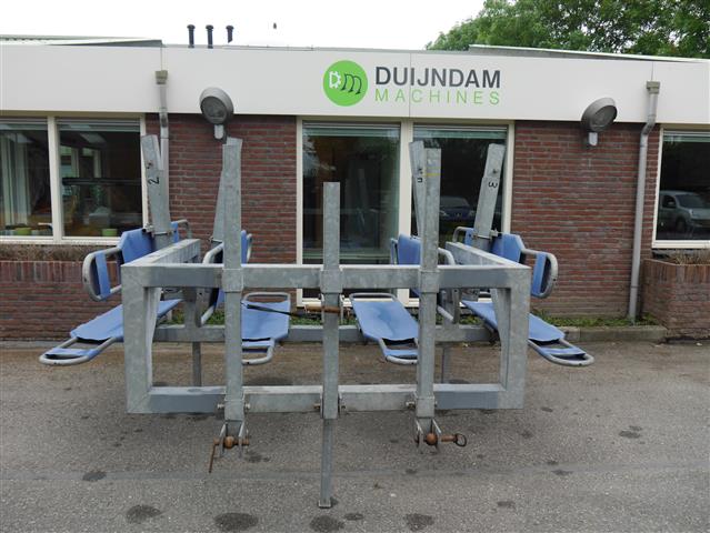 Galvanised weeding machine 8 rows