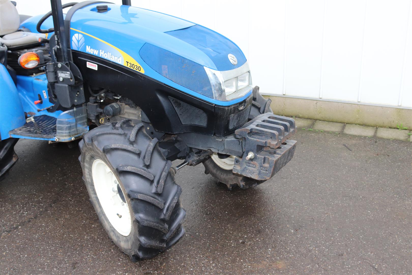 ������� New Holland T3030