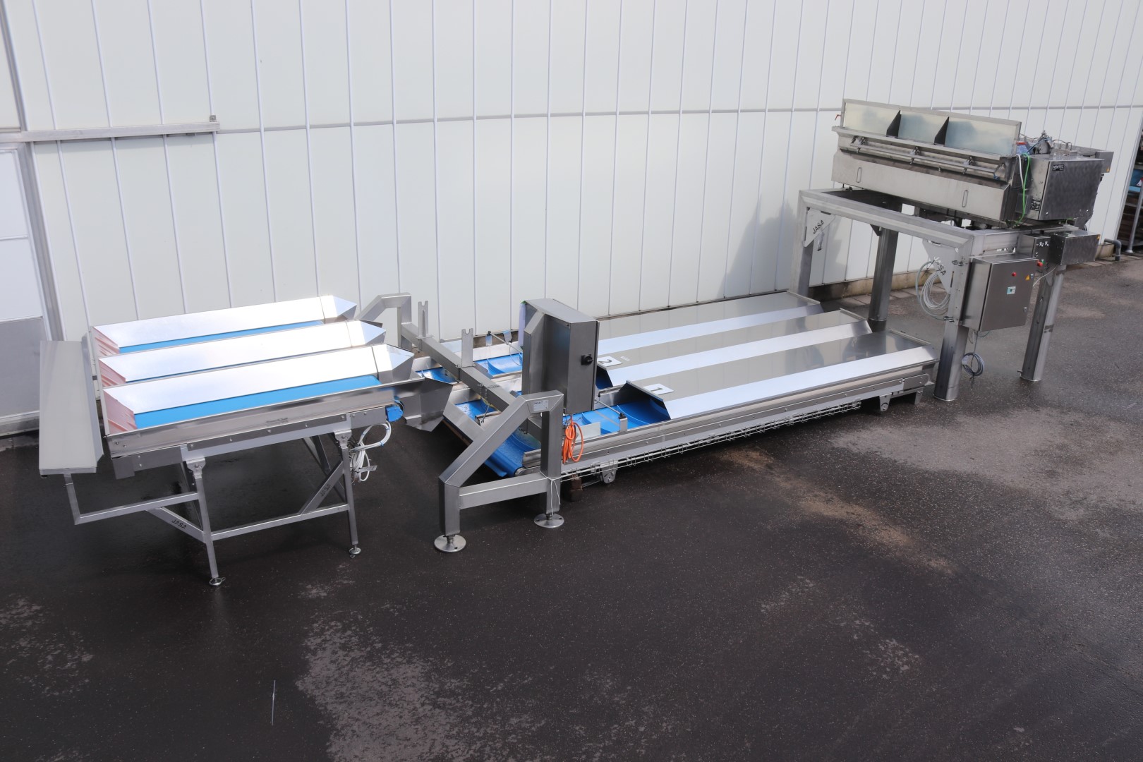 Newtec 14-head weighing machine with supply conveyors