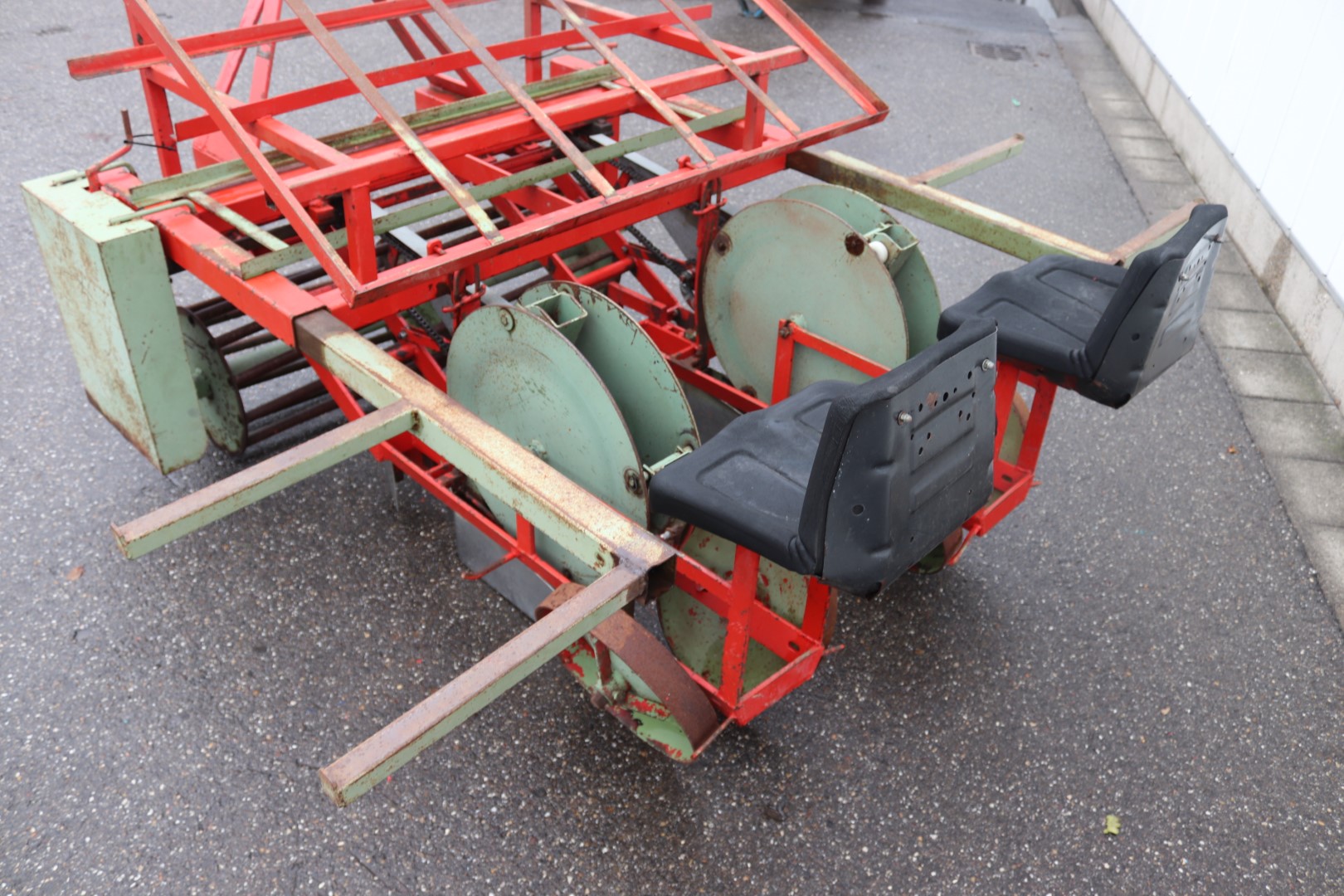 Perdu Imitation 2 row planting machine for soilblocks and trayplants