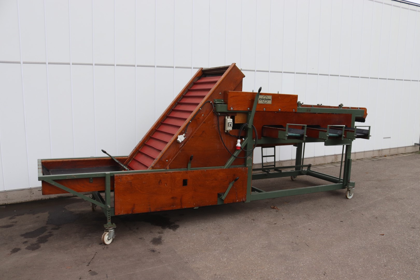 Compas sorting machine for potatoes bulbs and onions with elevator