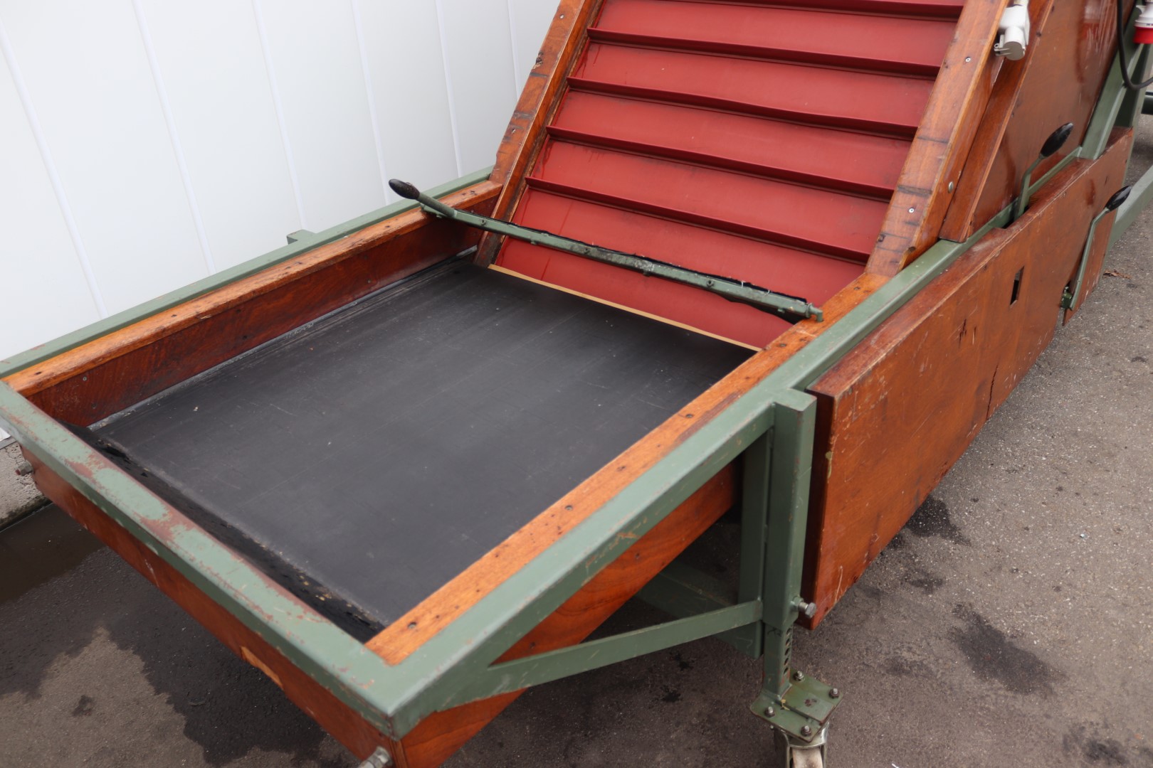 Compas sorting machine for potatoes bulbs and onions with elevator