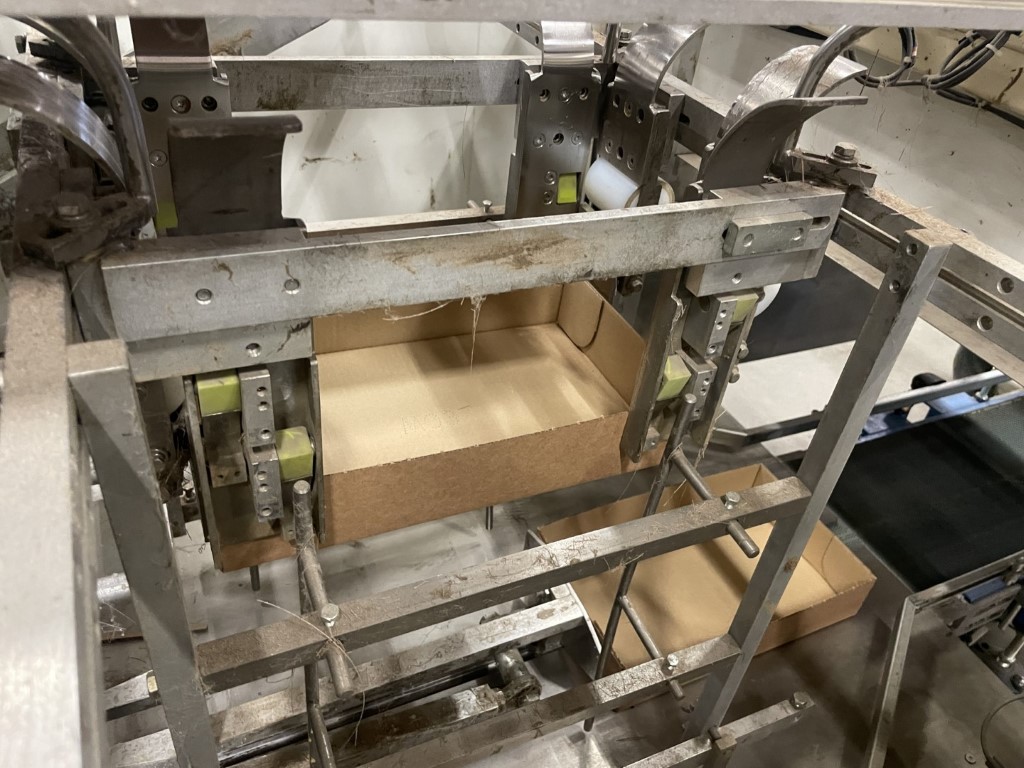 Sealed Air B+ BA20 Mашина для формовки картонных коробок и кассет с наклейкой, подъемником и сборным конвейером