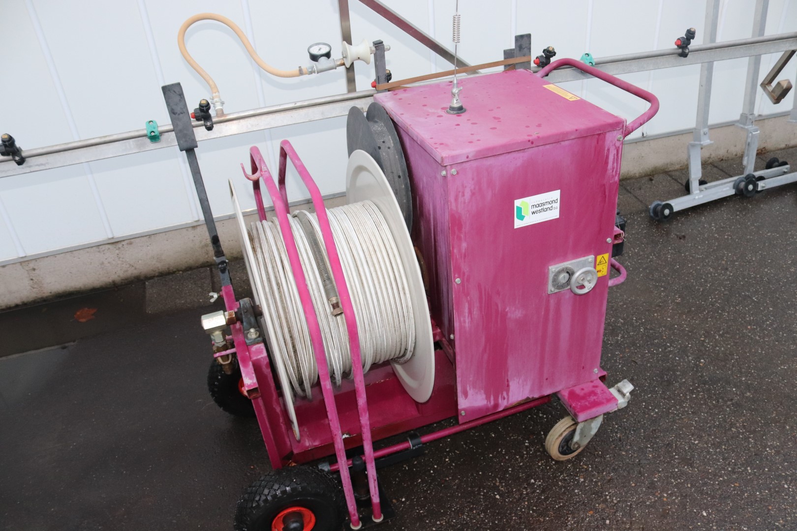 Berg electric hose reel with spraying boom