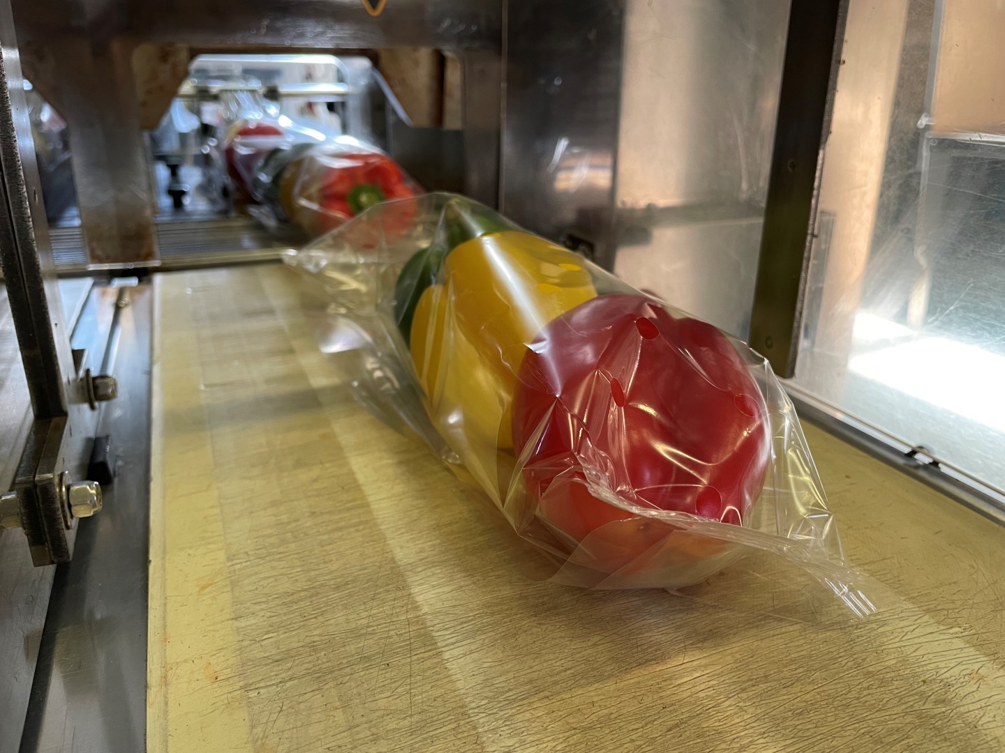 Affeldt weighing machine with GNA flowpacking machine for bell peppers