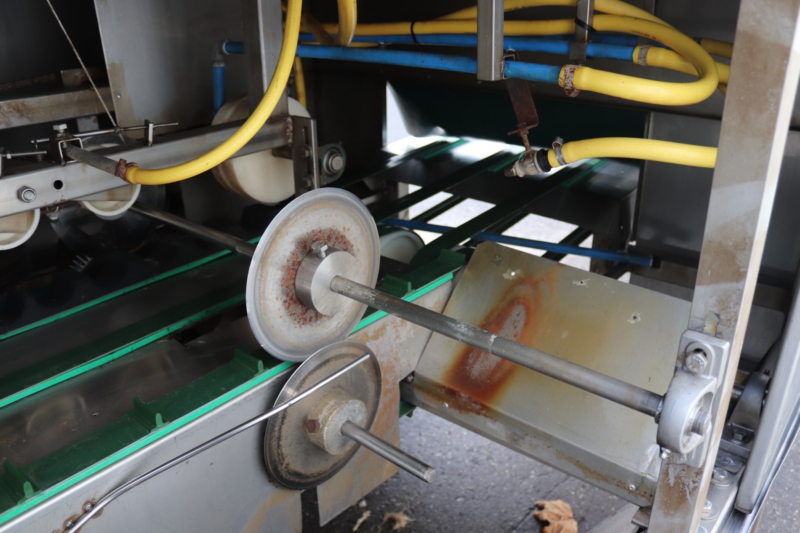 Leek washing machine with turn table