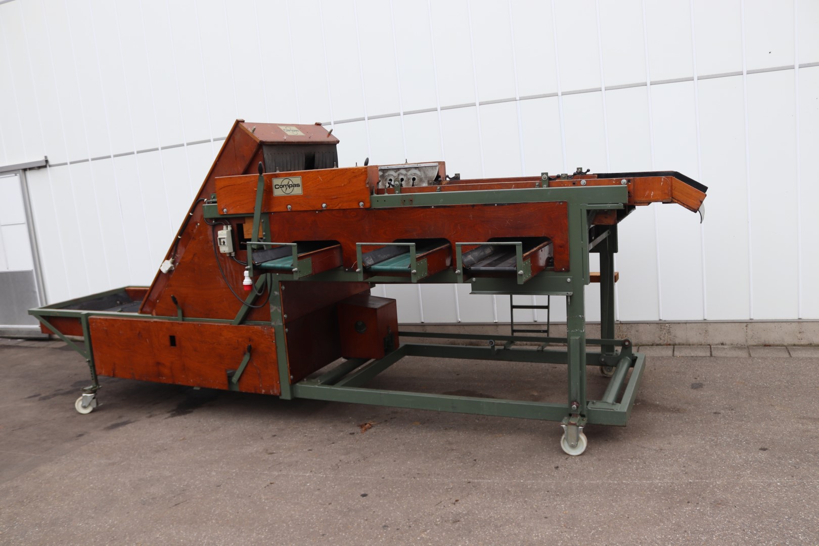 Compas sorting machine for potatoes bulbs and onions with elevator