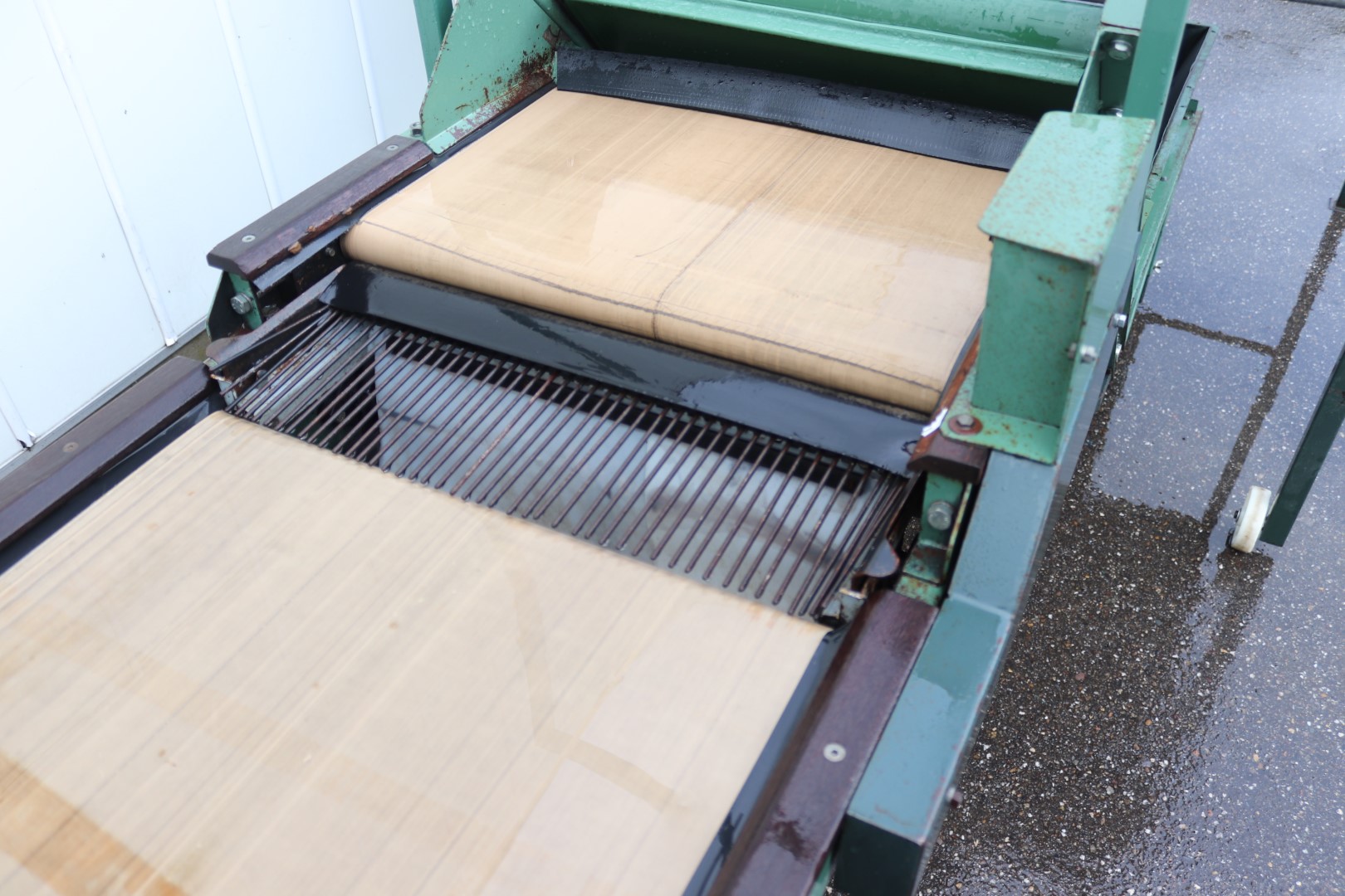 De Bruyn inspection conveyor with elevator and bin