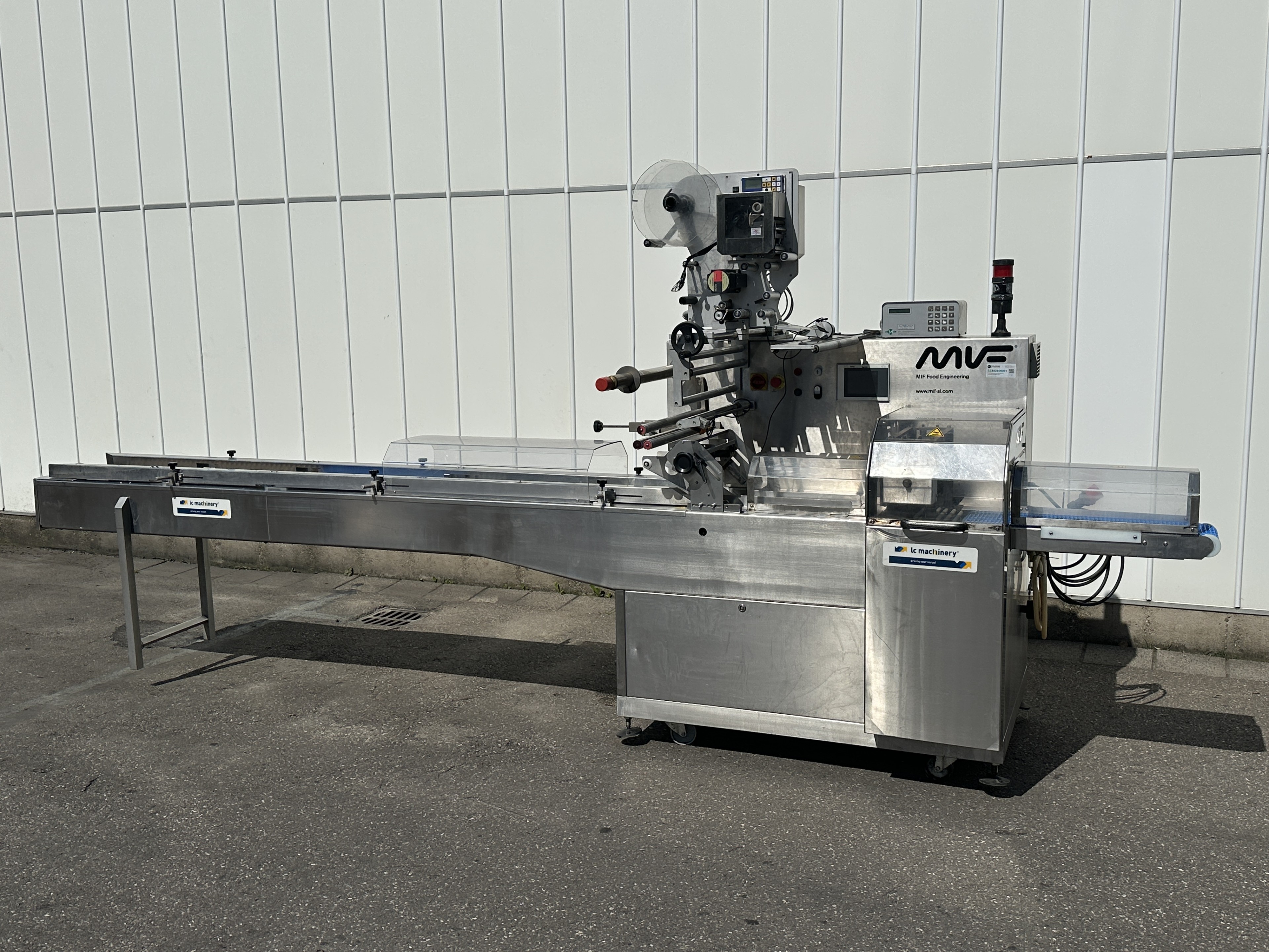 MIF Food Enginering A-412C Упаковочная машина флоу-пак (Flow pack) С этикетировщиком EME