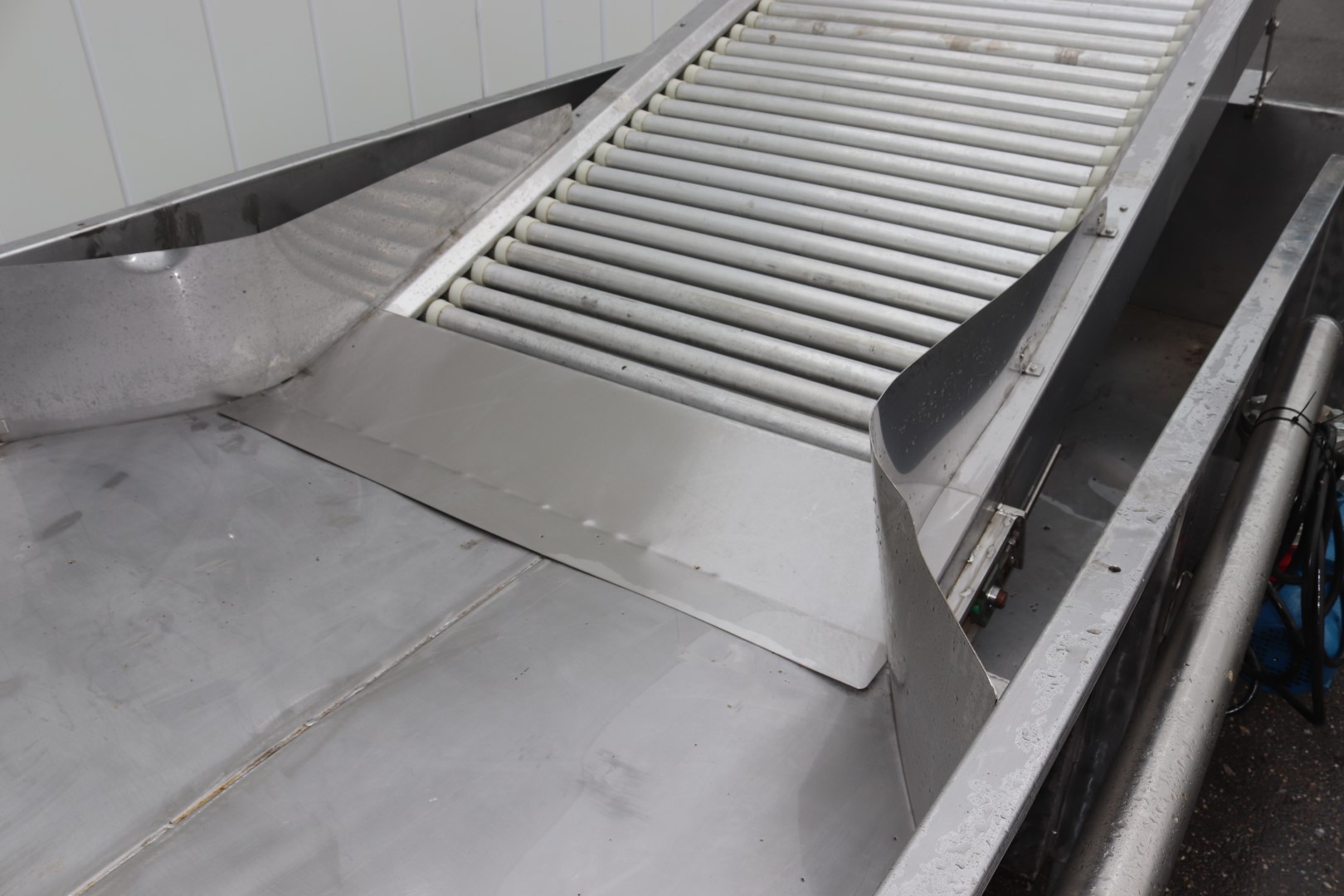 Stainless steel water dumper with roller conveyor elevator and pump