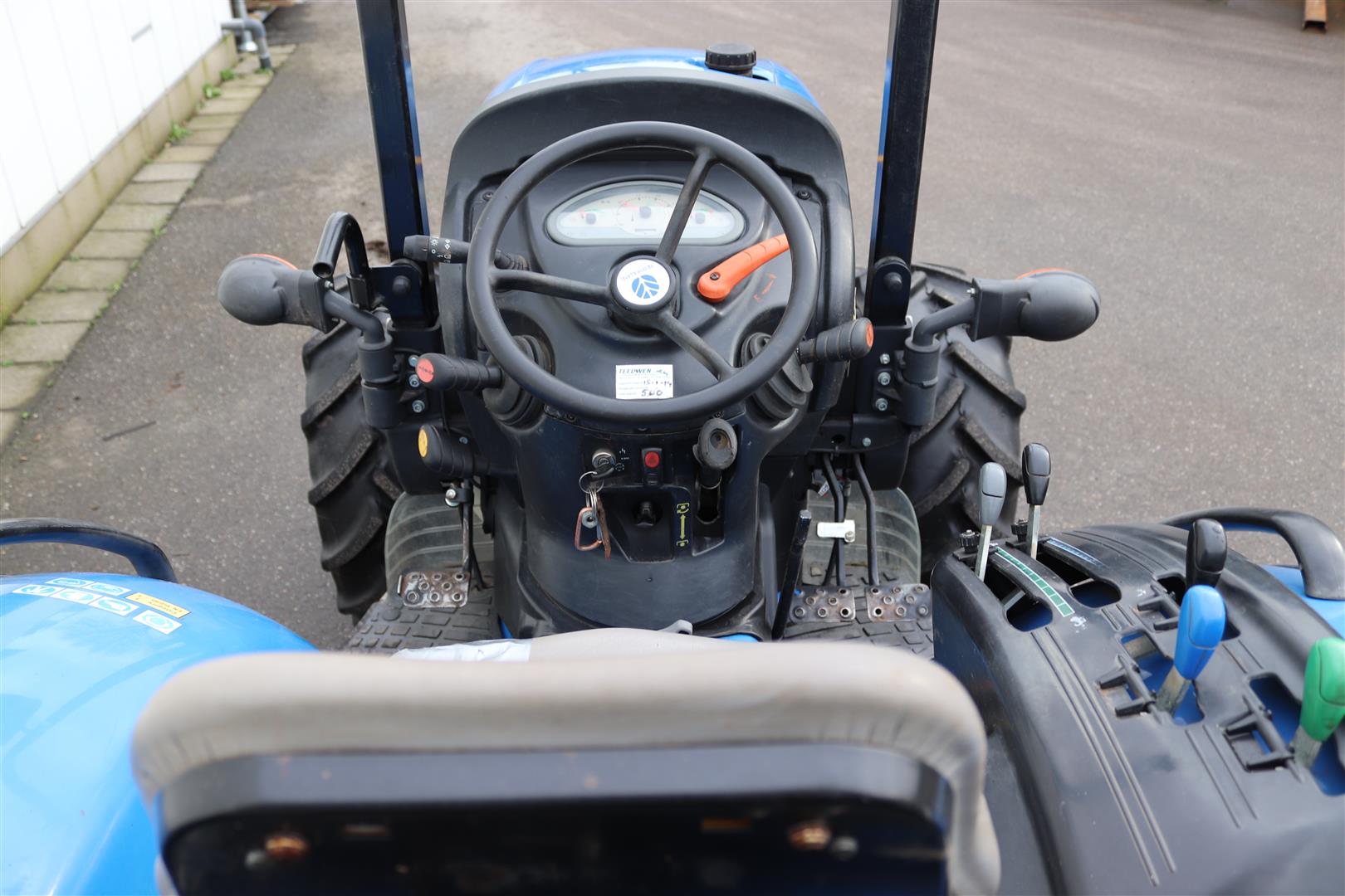 ������� New Holland T3030