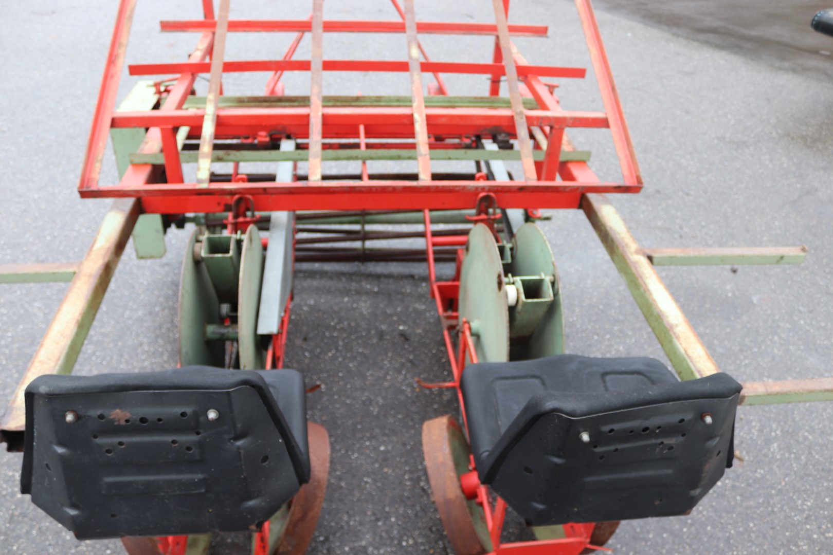 Perdu Imitation 2 row planting machine for soilblocks and trayplants