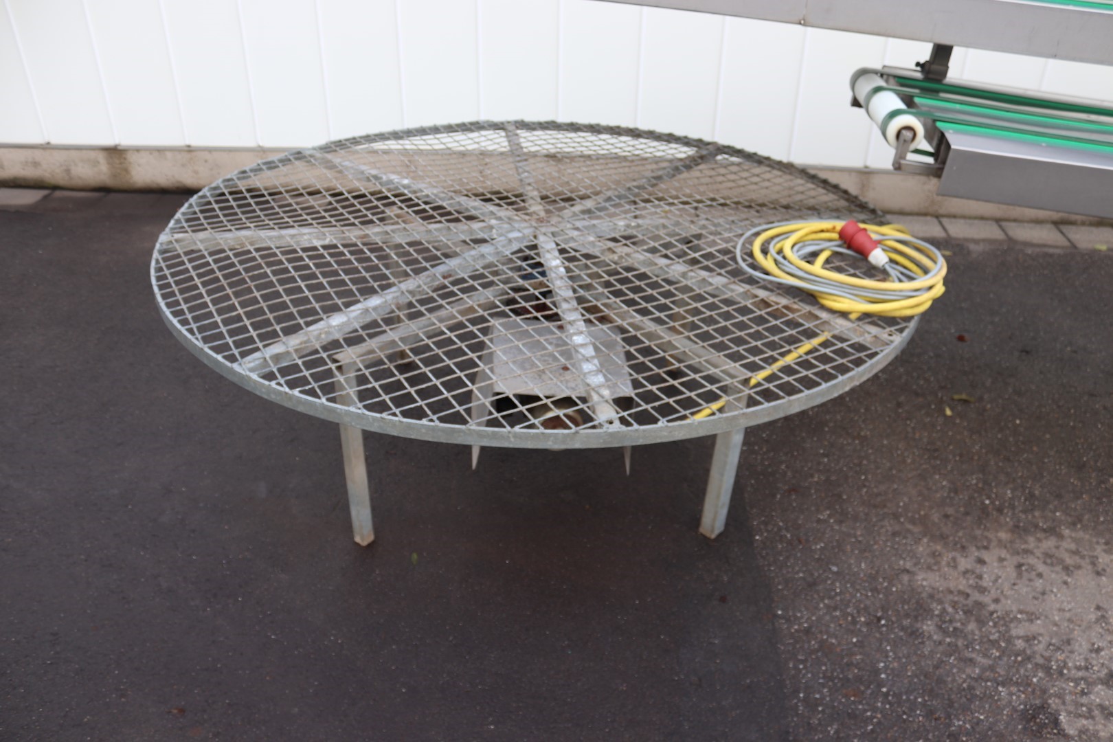 Leek washing machine with turn table