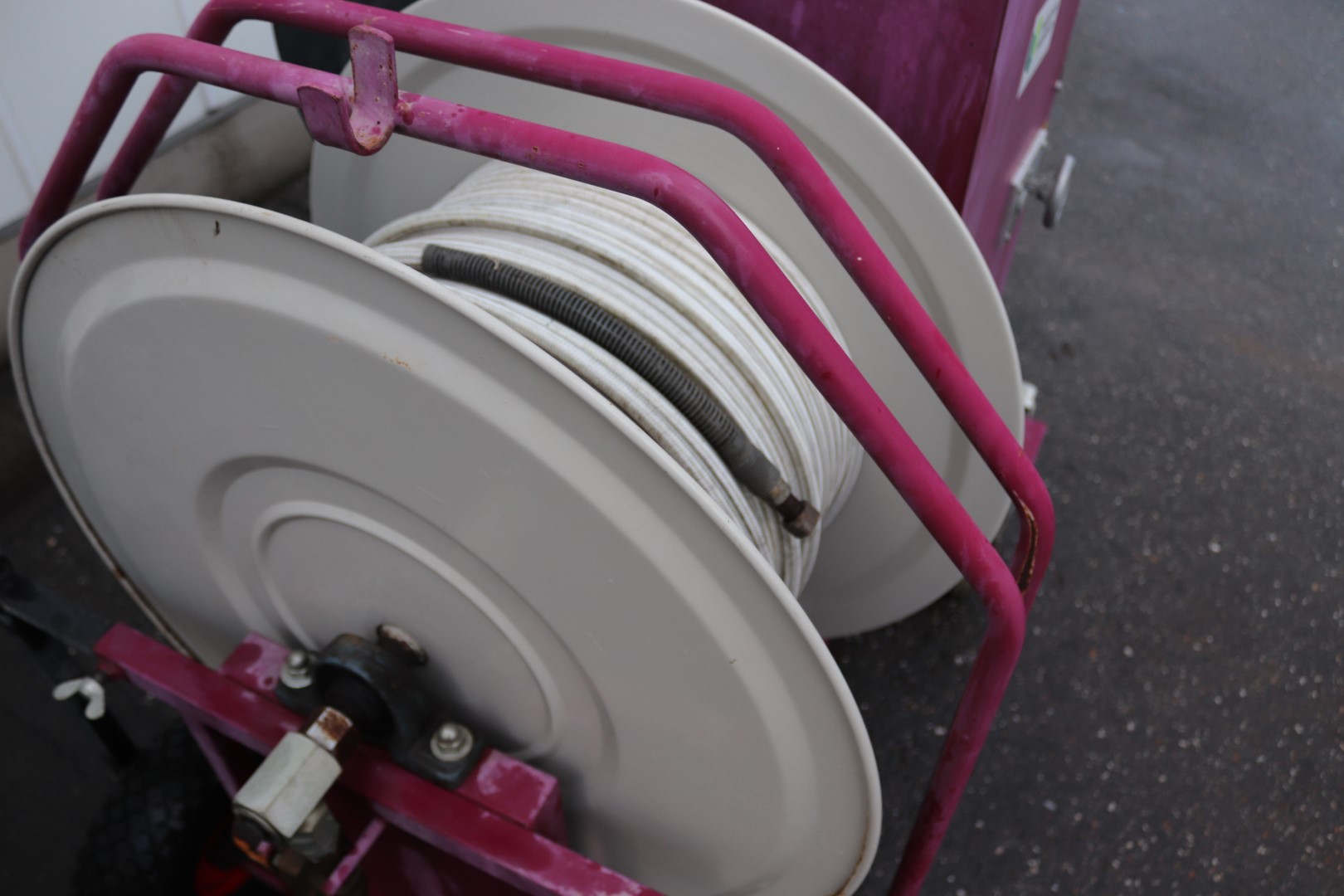 Berg electric hose reel with spraying boom