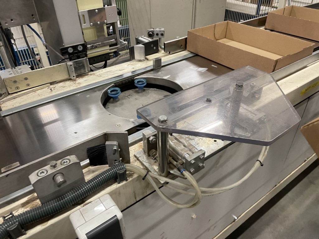 Sealed Air B+ BA20 Mашина для формовки картонных коробок и кассет с наклейкой, подъемником и сборным конвейером