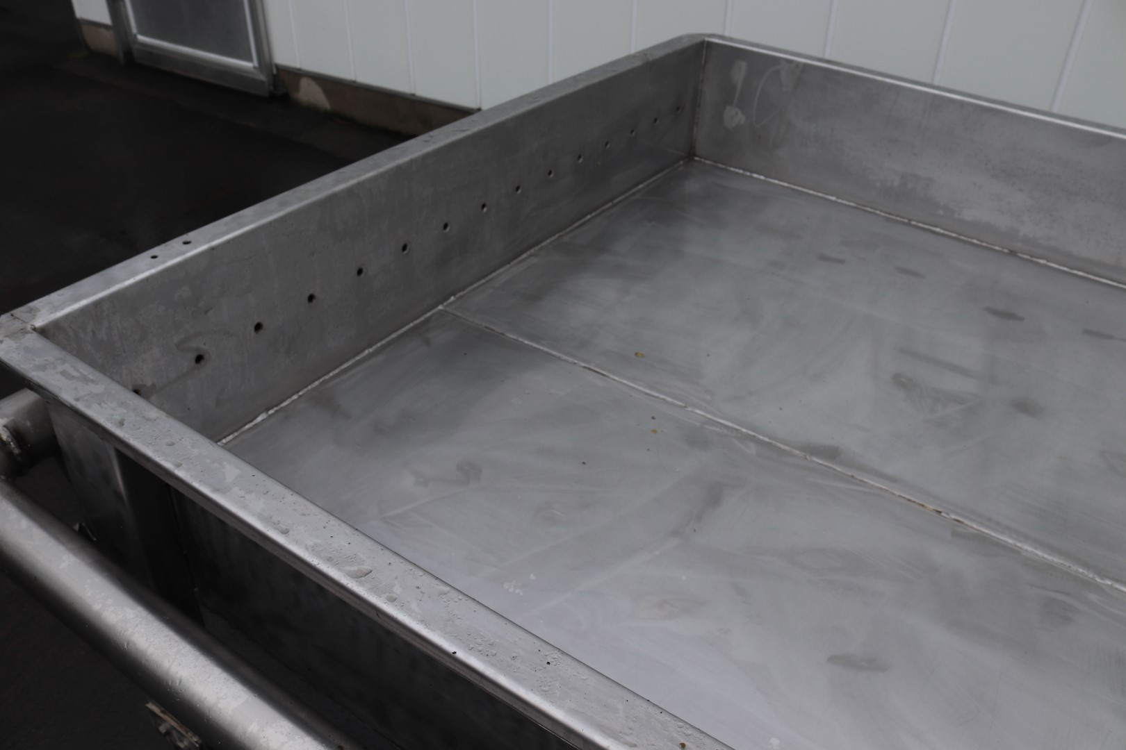 Stainless steel water dumper with roller conveyor elevator and pump