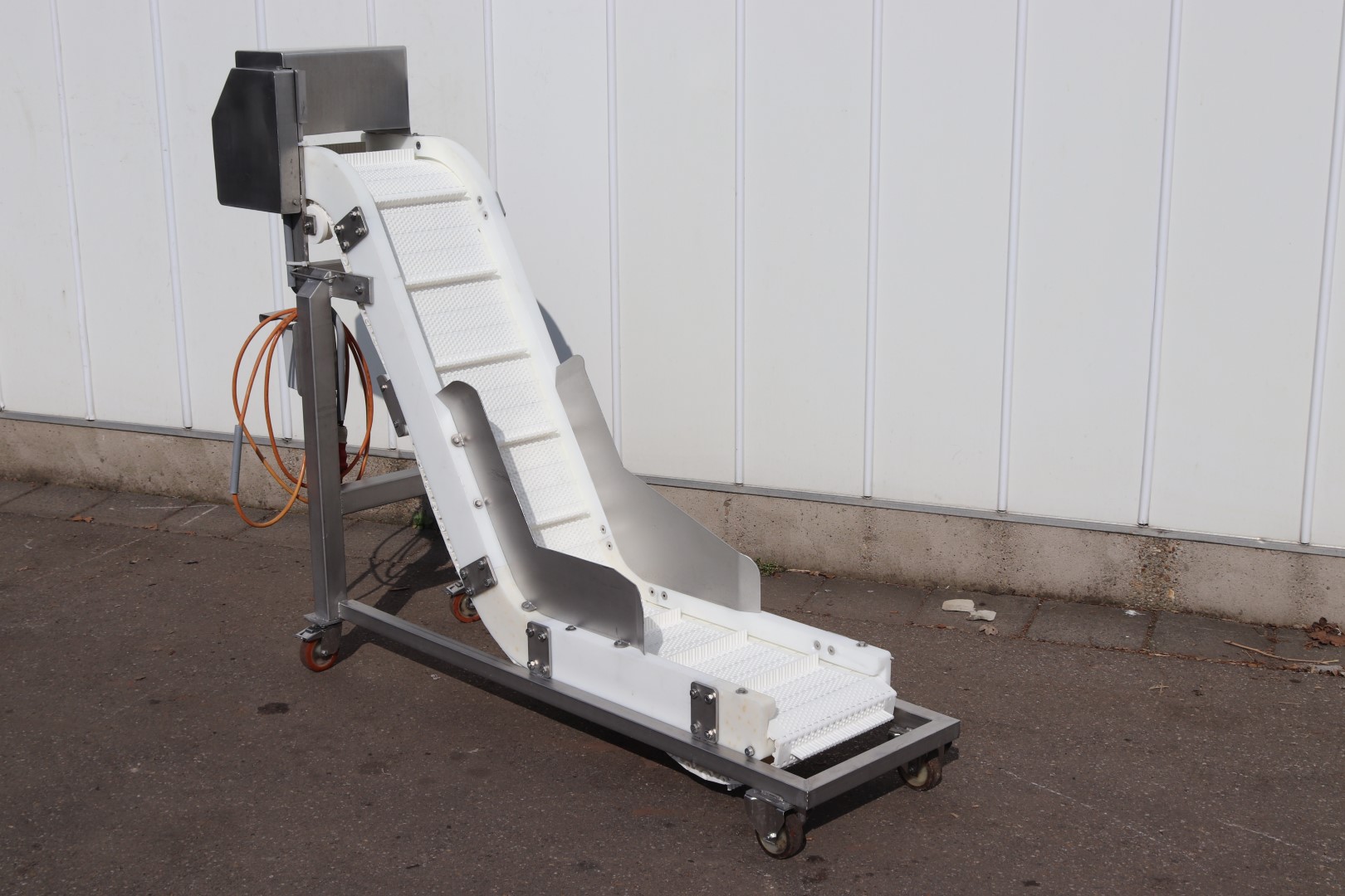 Stainless steel elevator with double knick