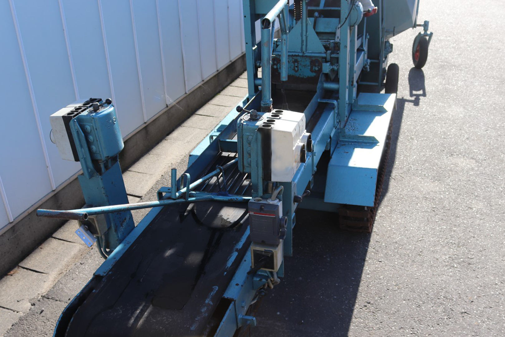 Visser / Dewa selfdriven soilblocking machine