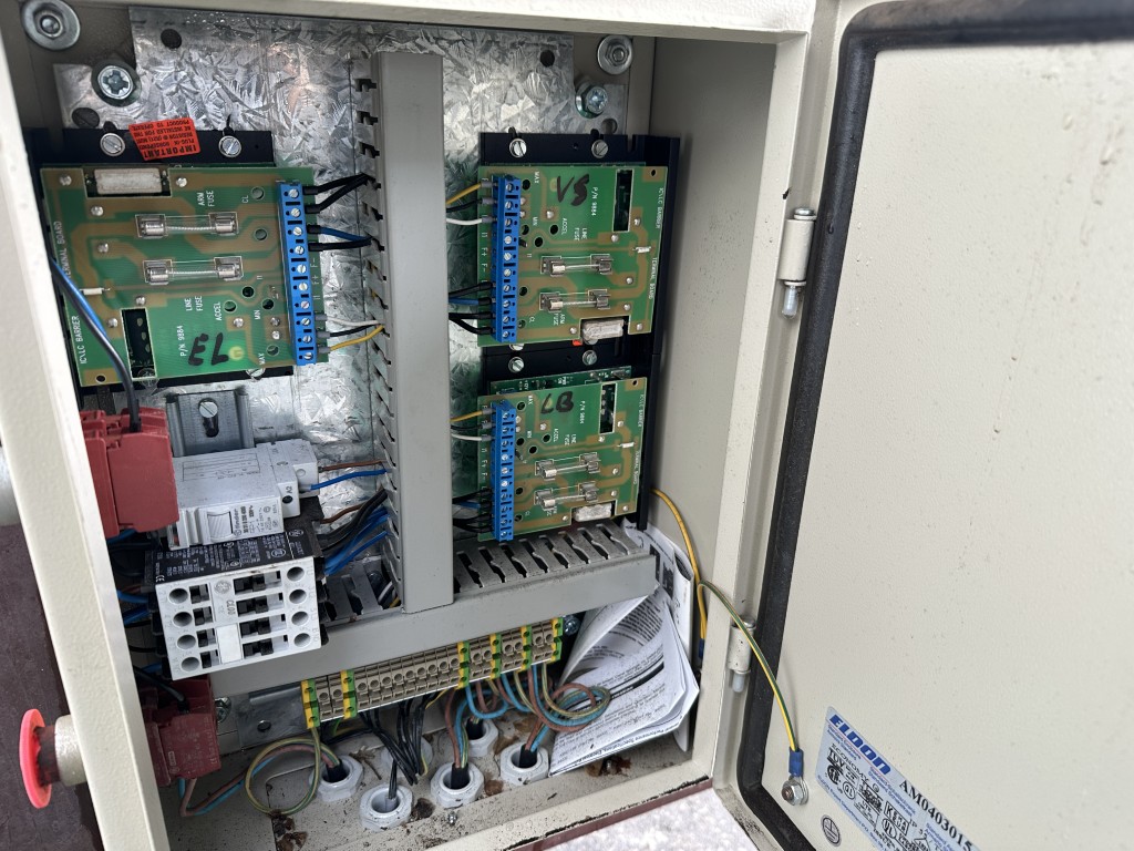 AWB Инспекционный конвейер с дозировочным конвейером и виброситом