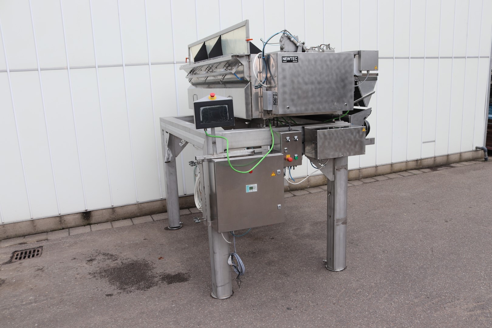 Newtec 14-head weighing machine with supply conveyors