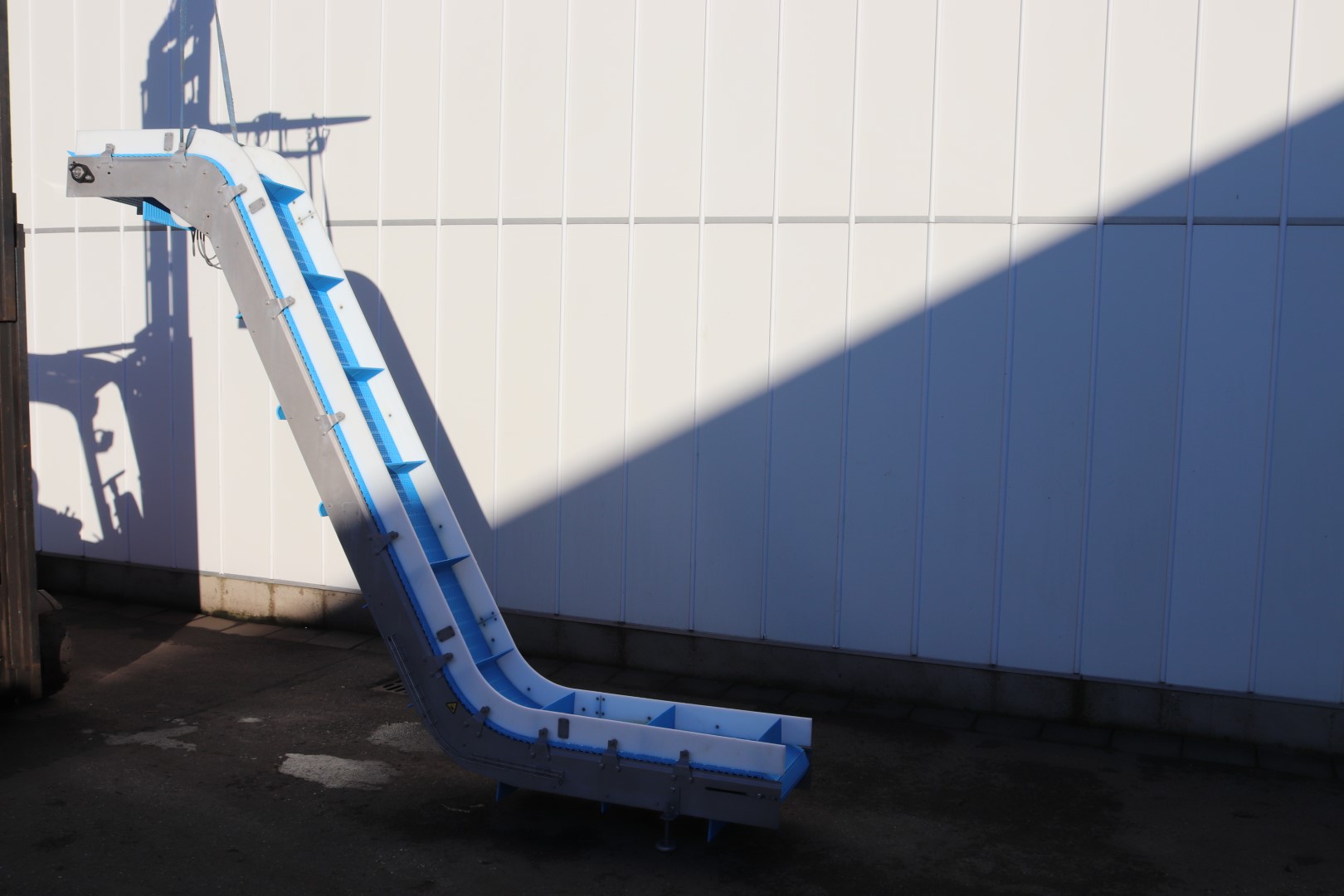 Stainless steel elevator with double knick