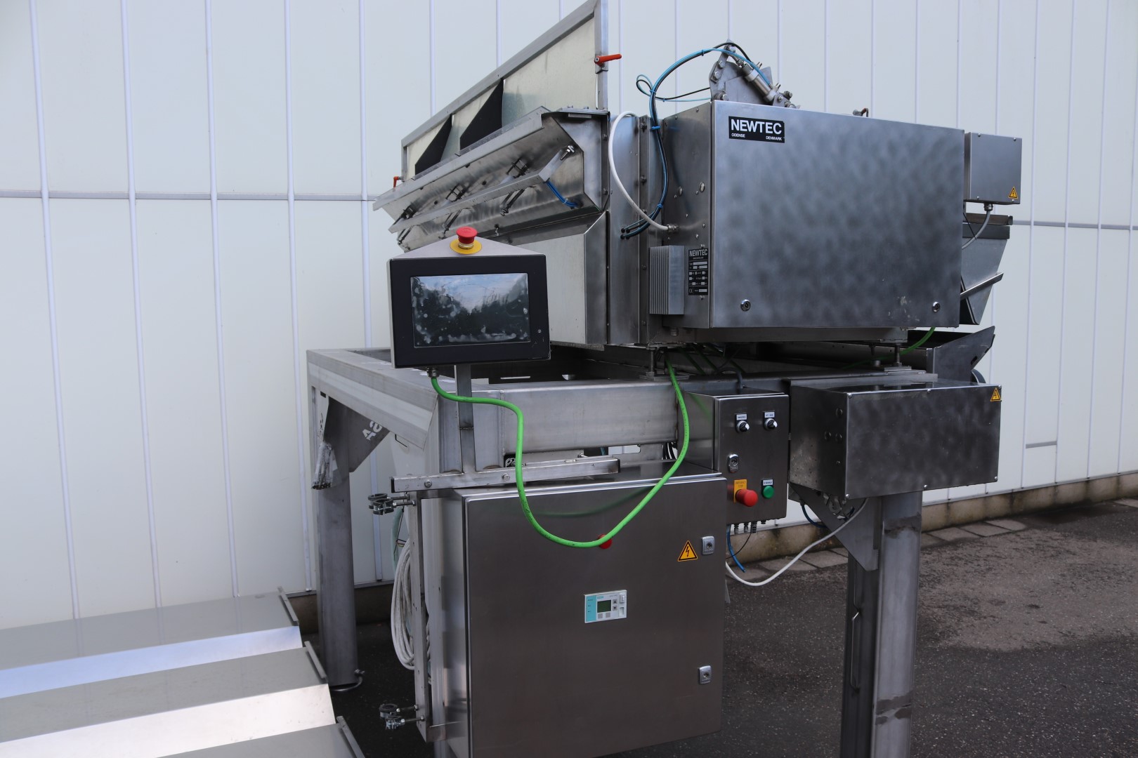 Newtec 14-head weighing machine with supply conveyors