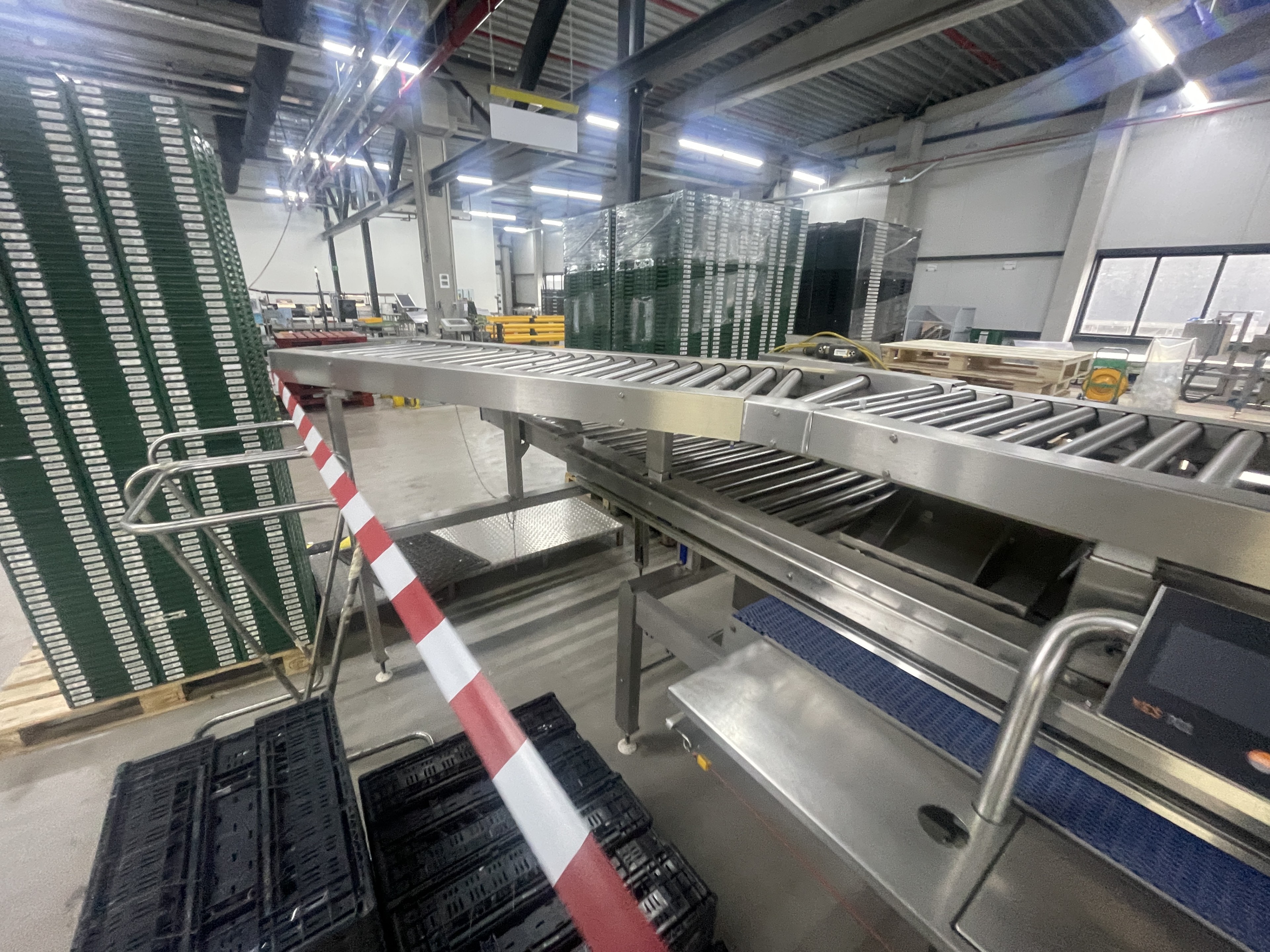 Proseal MC002 + SlipStream Весовая линия с разделителем полос и 14 позициями для взвешивания мягких фруктов.
