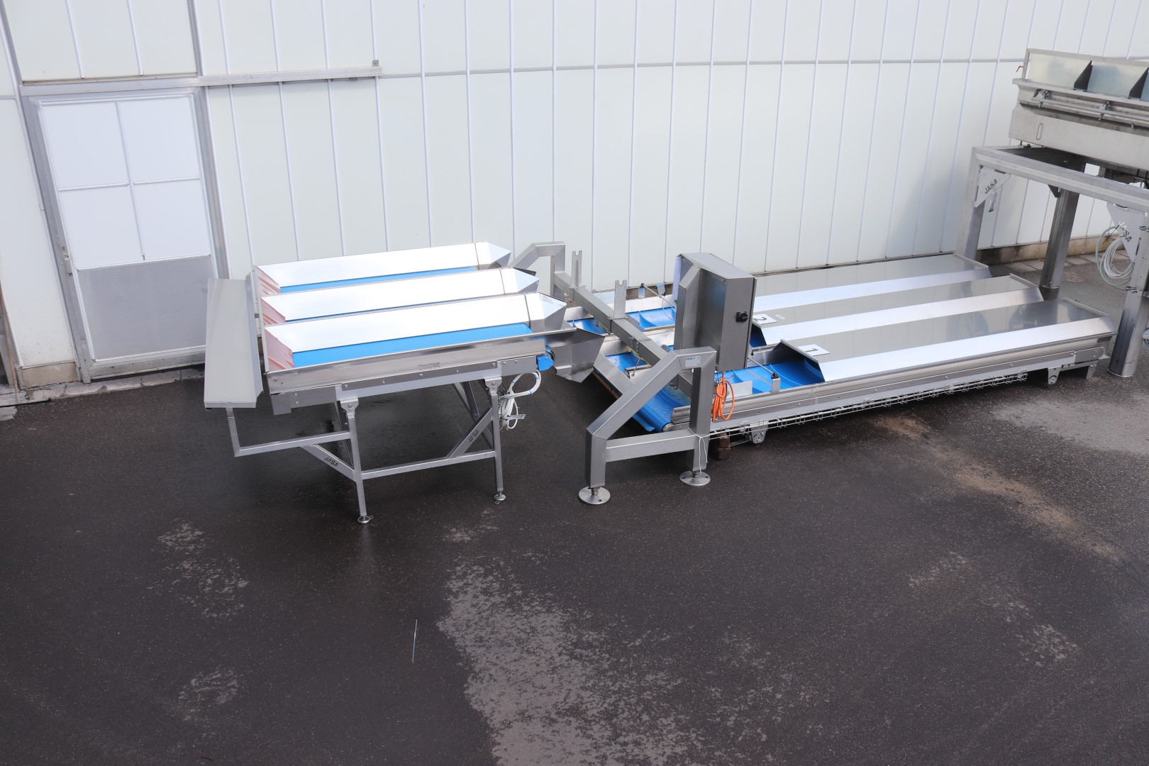 Newtec 14-head weighing machine with supply conveyors