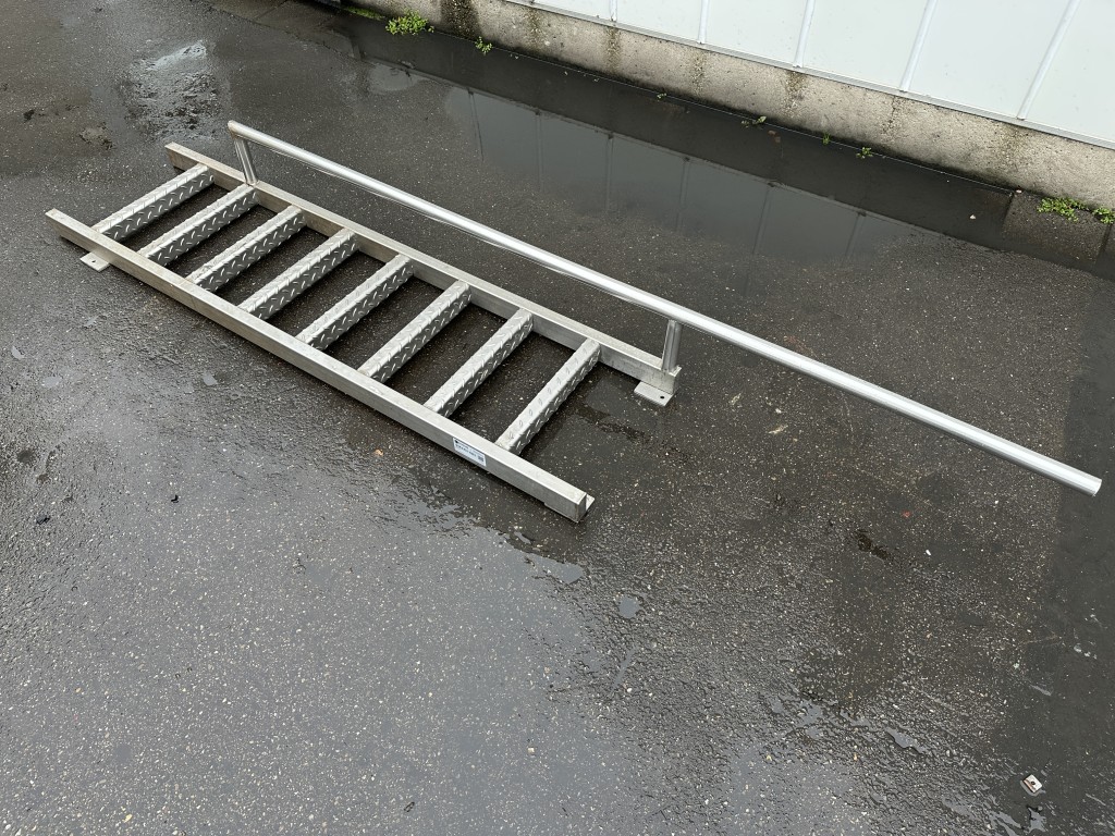 Лестница из нержавеющей стали с перилами