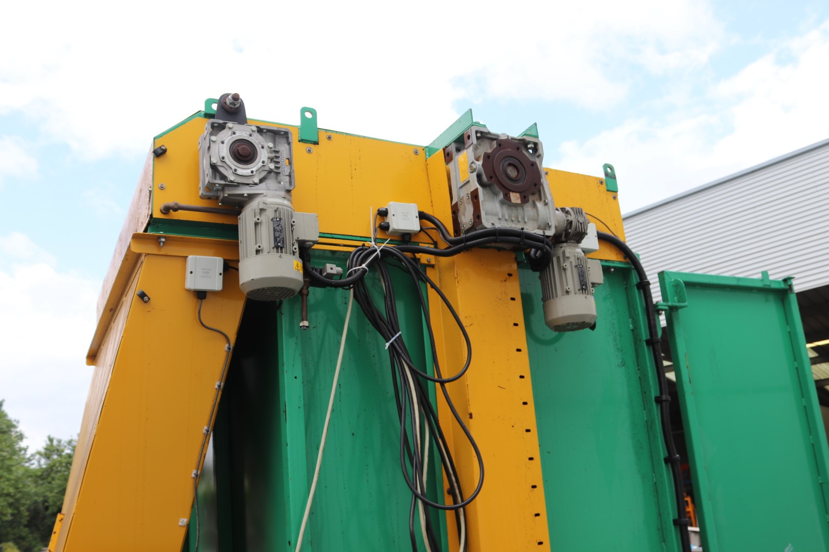 Barret of Boston Peat Big bale breaker with moistering unit