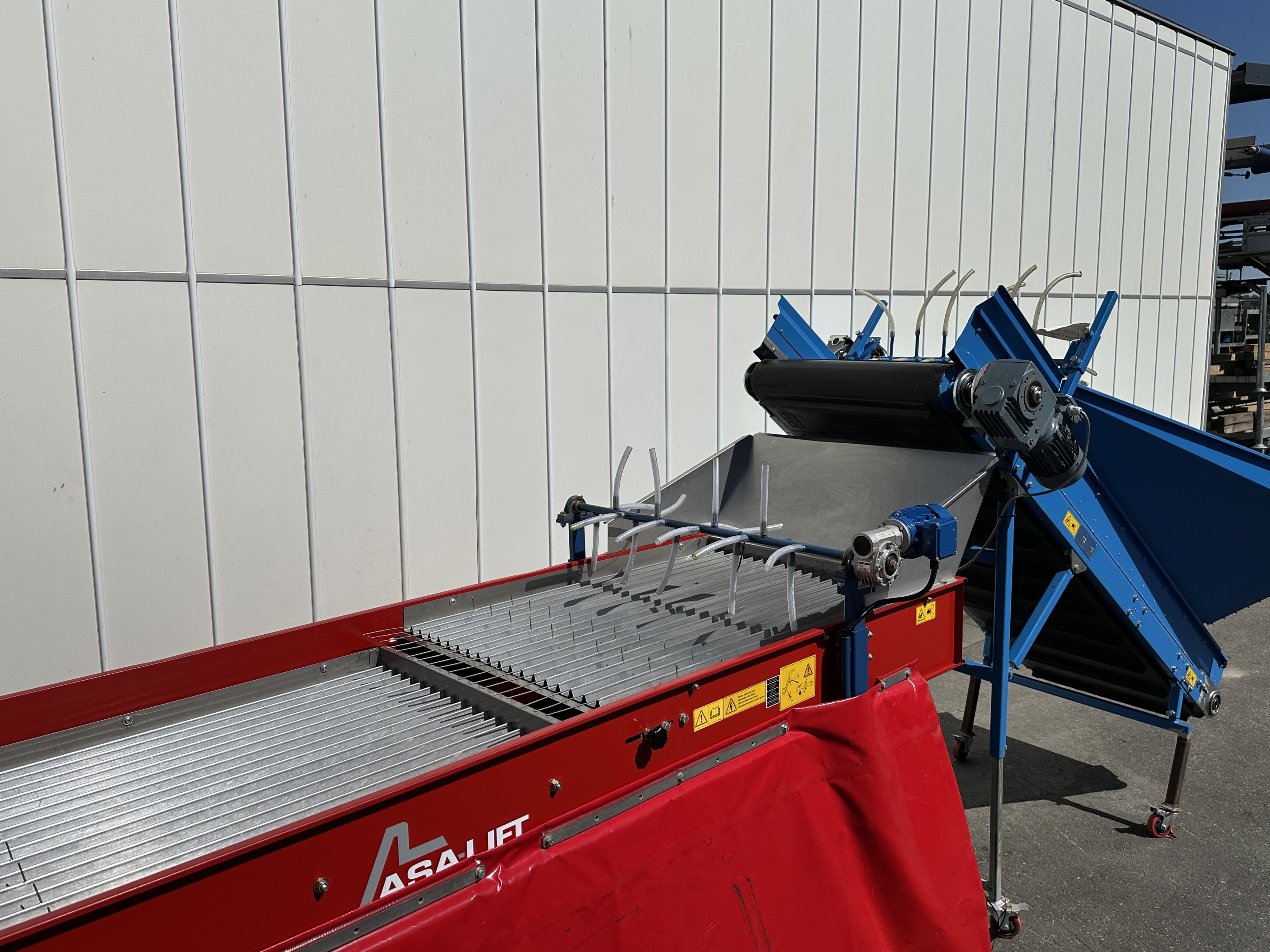 Asa-Lift BS-100 Машинa для сортировки по длине с бункером для корма и поперечным разгрузочным конвейером.