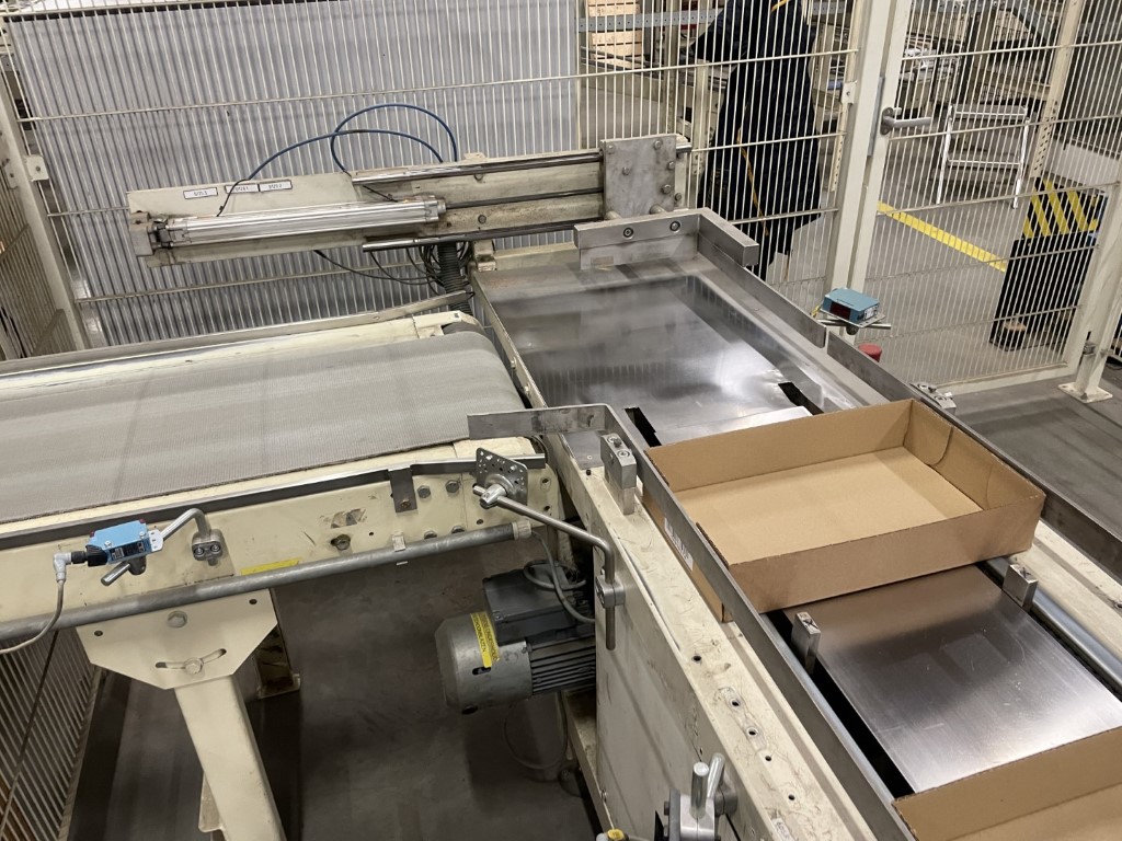 Sealed Air B+ BA20 Mашина для формовки картонных коробок и кассет с наклейкой, подъемником и сборным конвейером