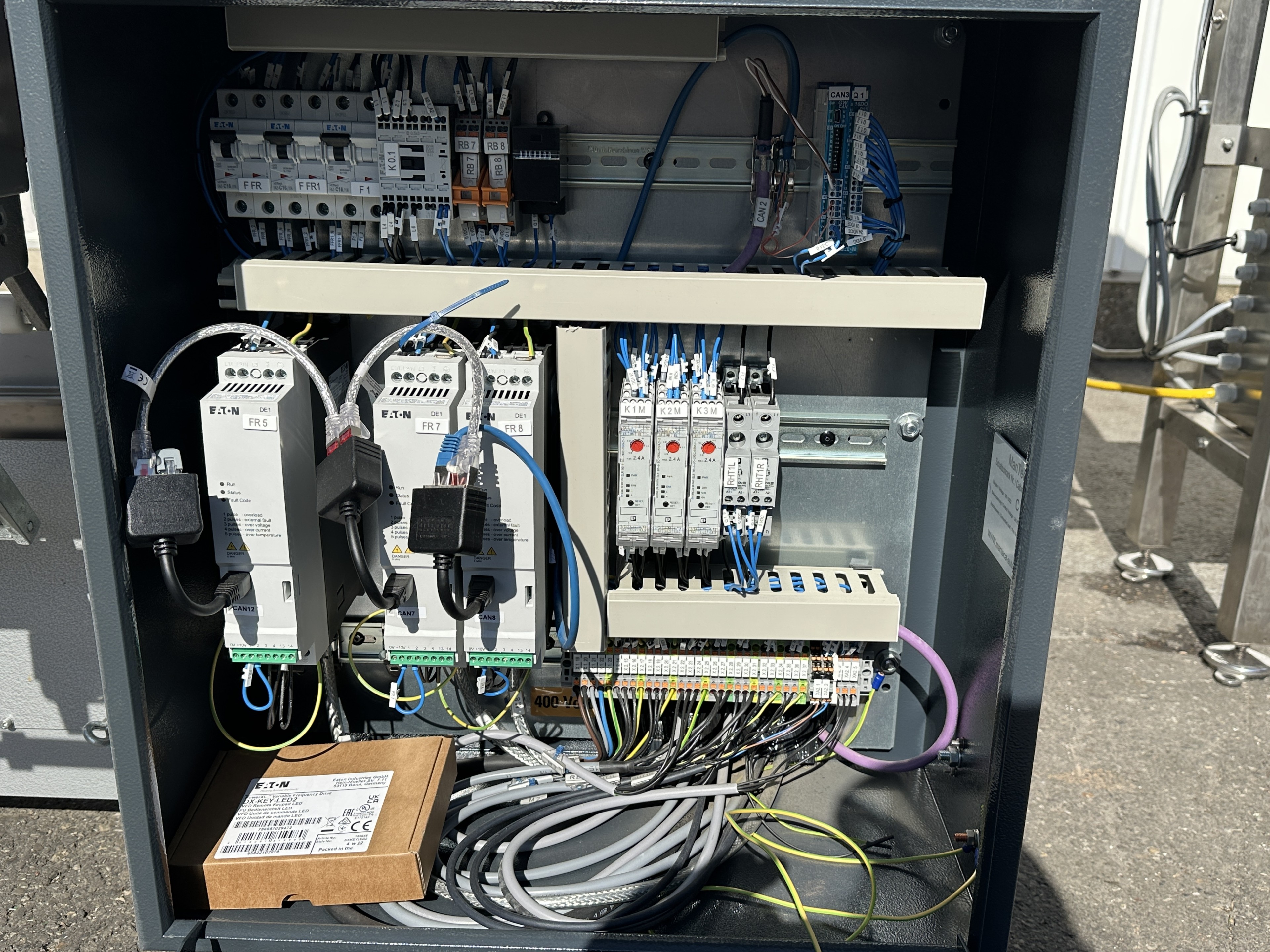 C-Pack VAS 992 Вертикальная упаковочная машина, машина для упаковки сетки с запечатыванием и ручкой.