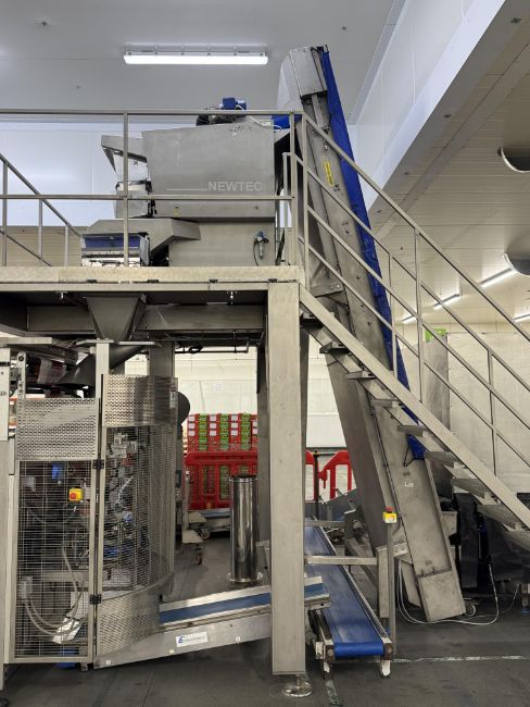 Newtec 4009 B2 Весовой дозатор с 1 машиной для упаковки в сетку, конвейерной лентой и столом для проверки роликов.