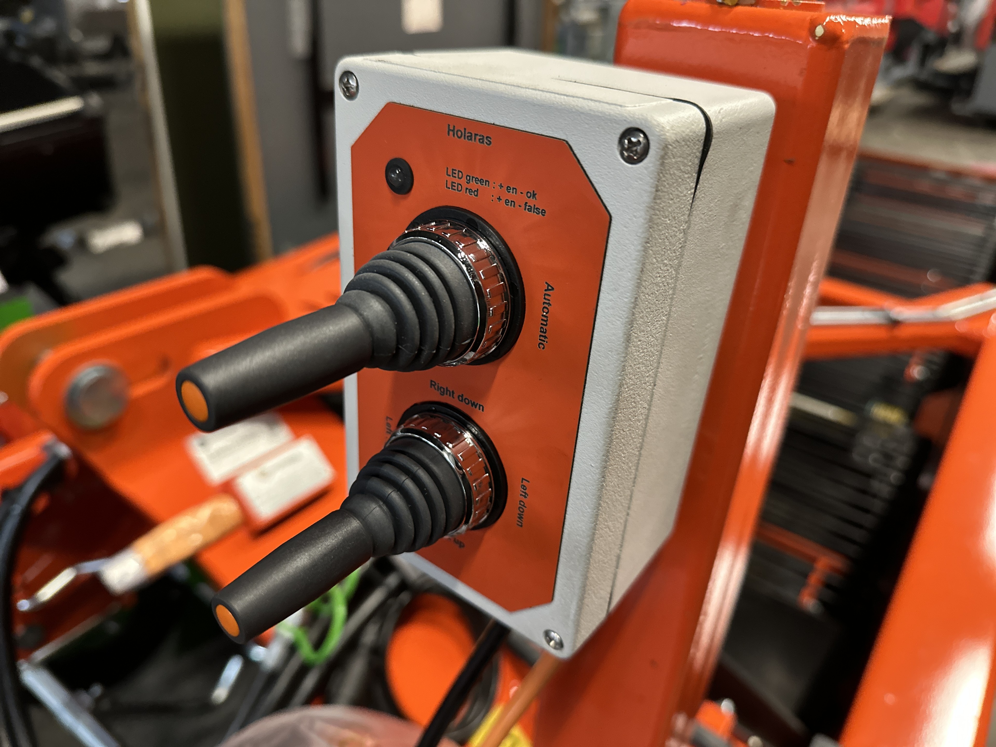 Holaras UR 135-DB Лукоуборочный комбайн с поперечными конвейерными лентами