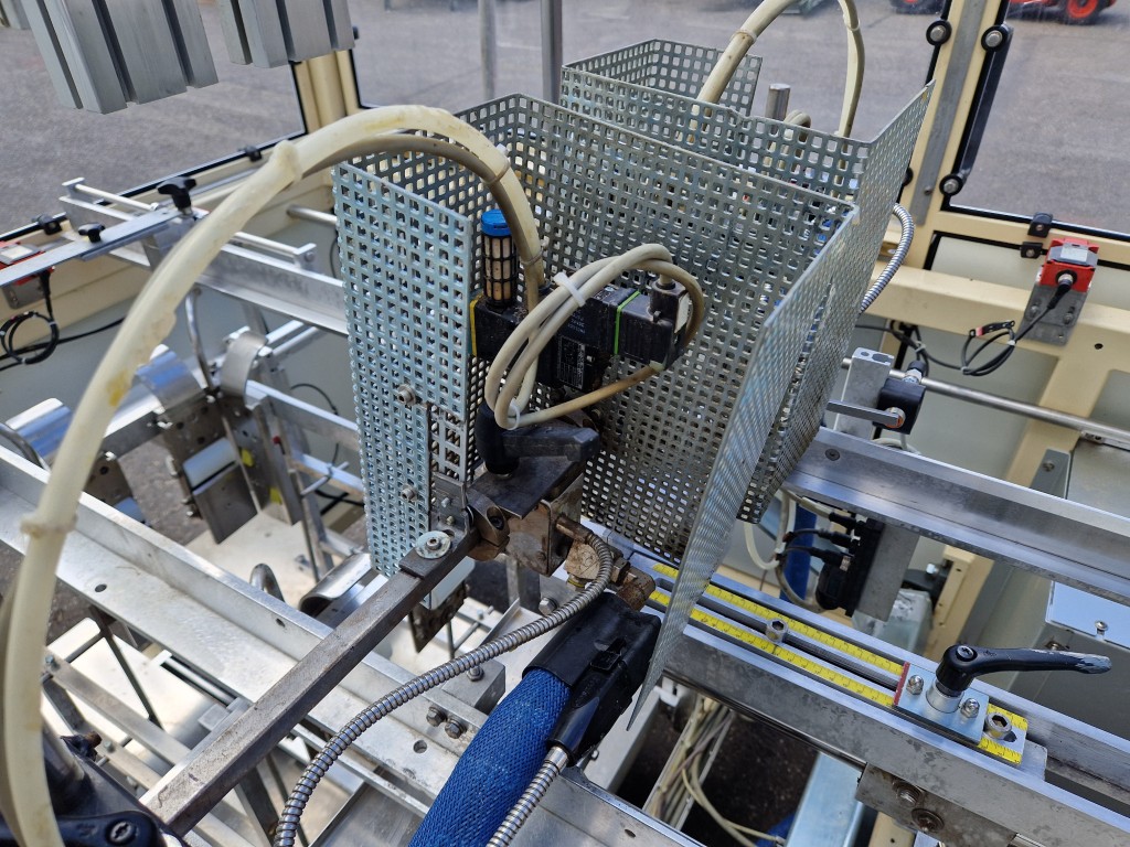 Sealed Air B+ BA20 Mашина для формовки картонных коробок и кассет с наклейкой, подъемником и сборным конвейером